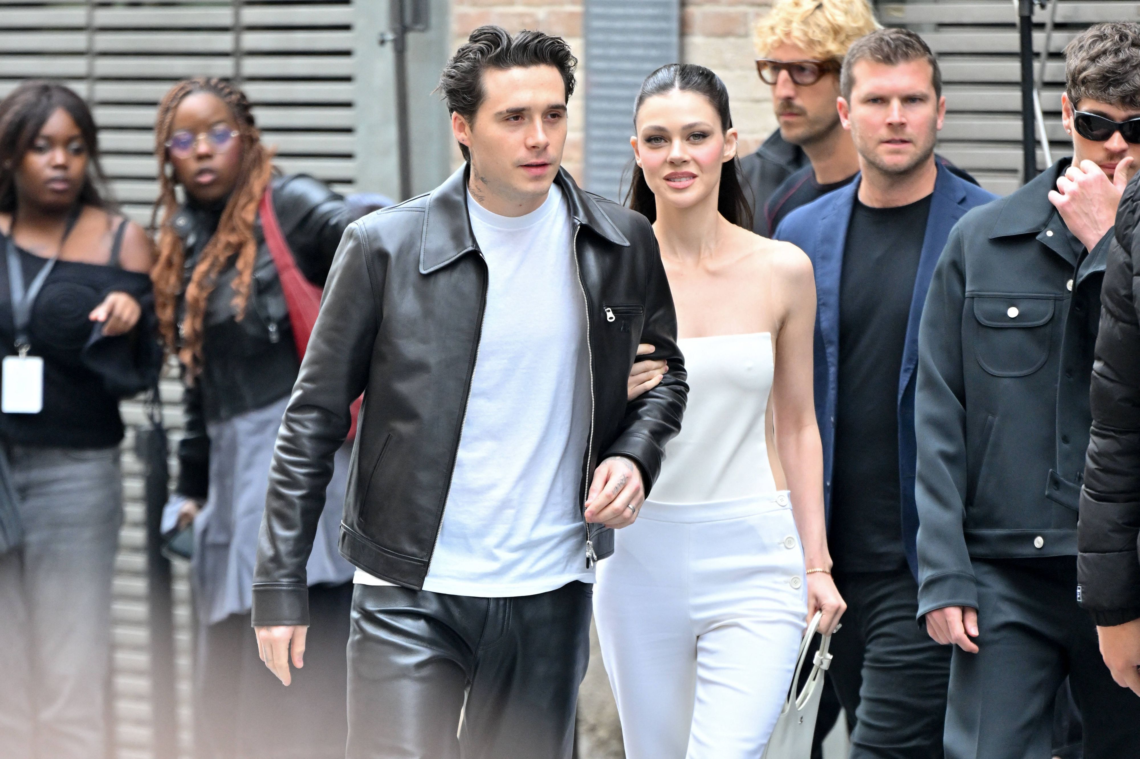 Laut Insidern sollen sich Brooklyn und Nicola von Victoria und David Beckham abgewendet haben.