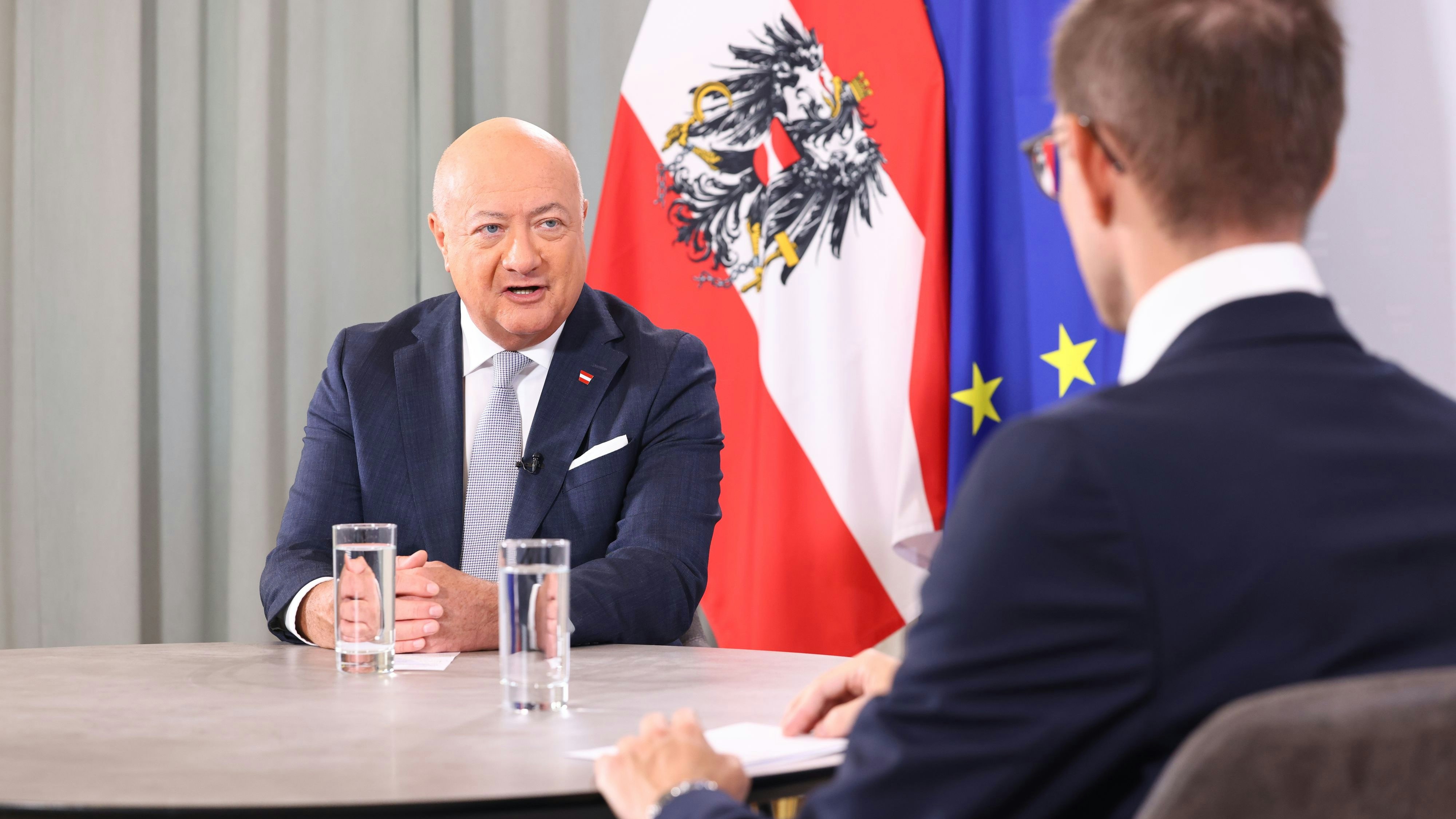 Bundeskanzler Christian Stocker (VP) will "Teuerung abfedern".