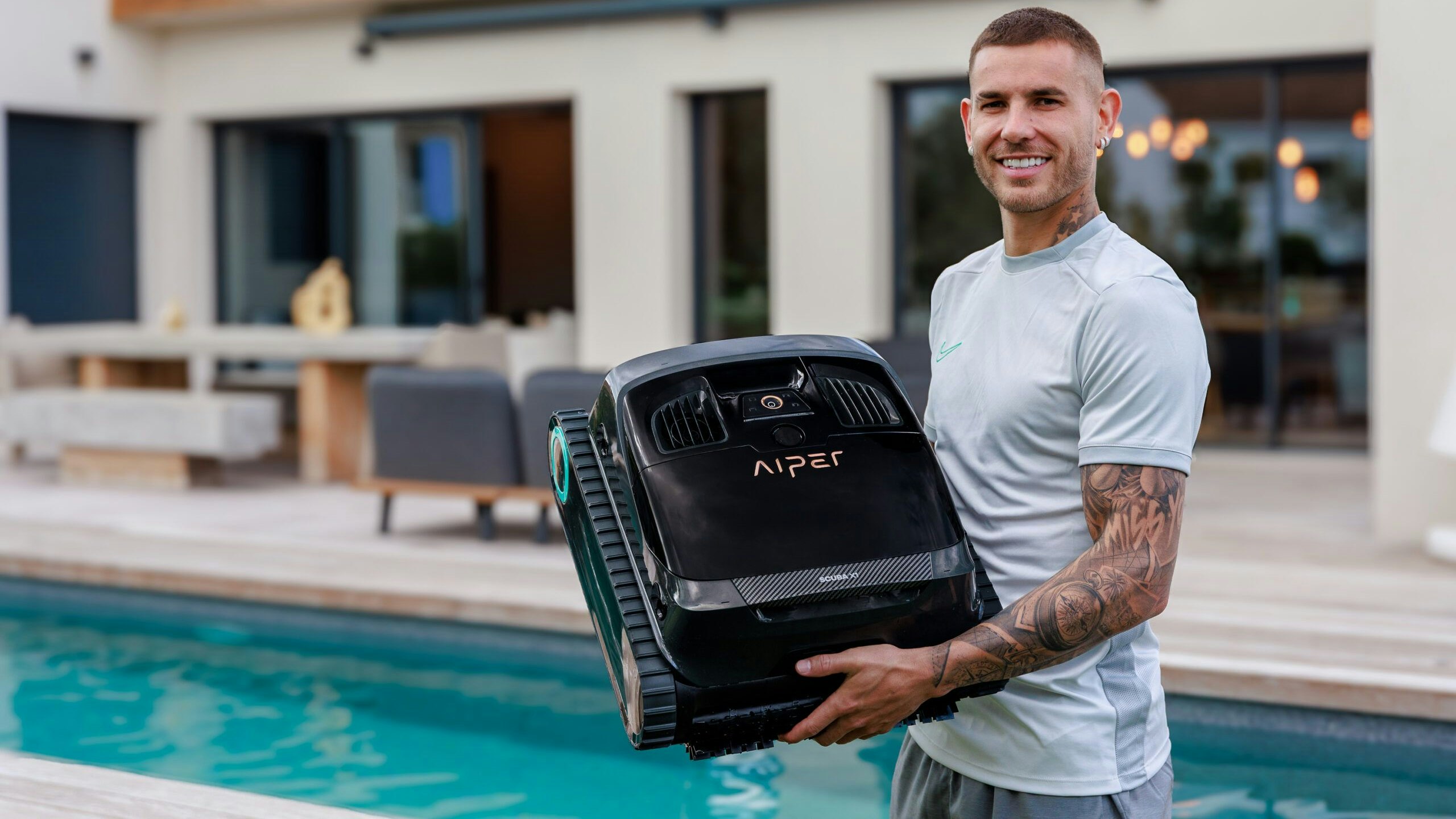Lucas Hernández mit Poolroboter von Aiper.