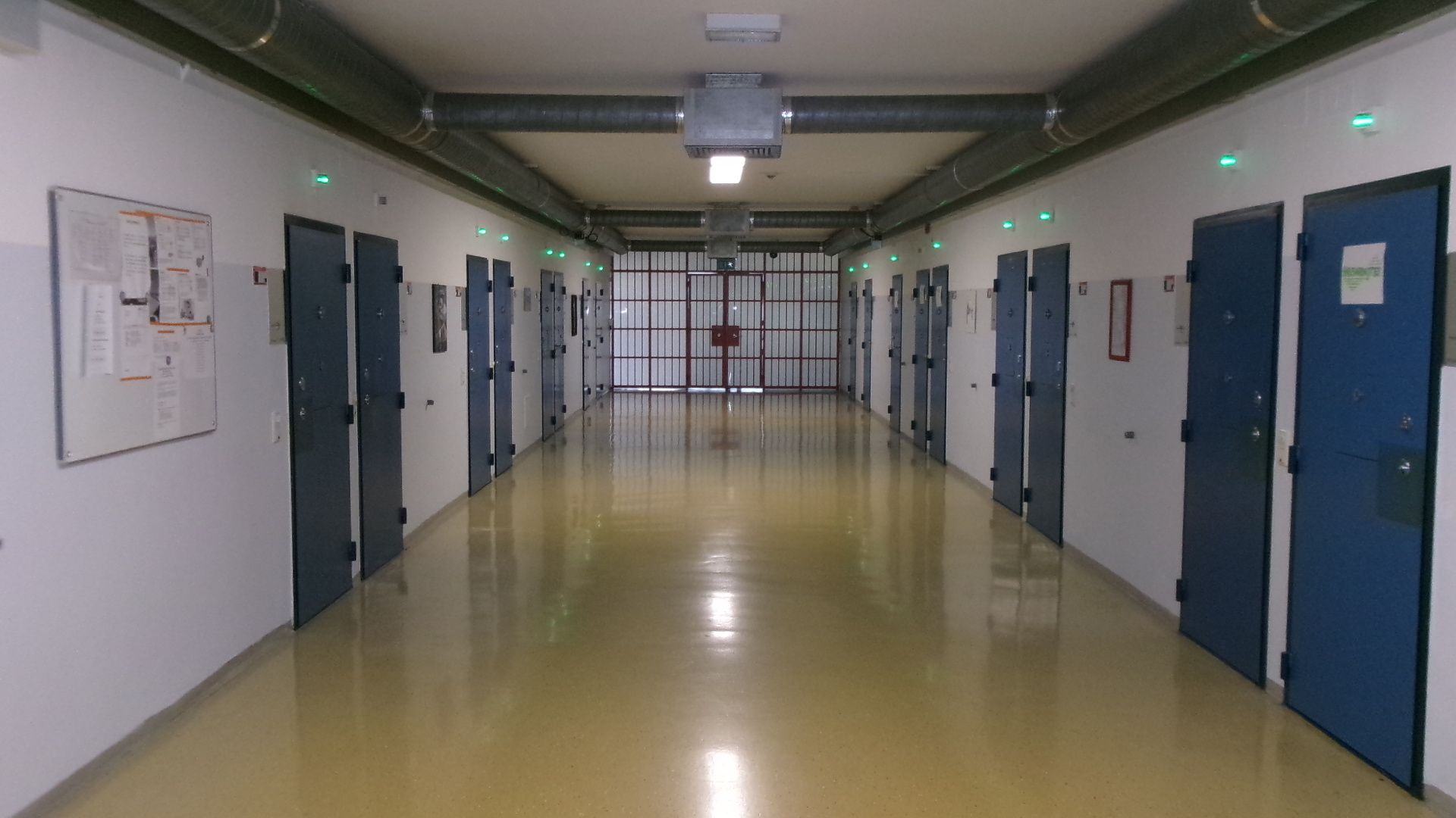 Ausgerechnet ein Gefängniswärter wurde unfreiwillig zum Suchtgiftkurier. (Symbolbild)