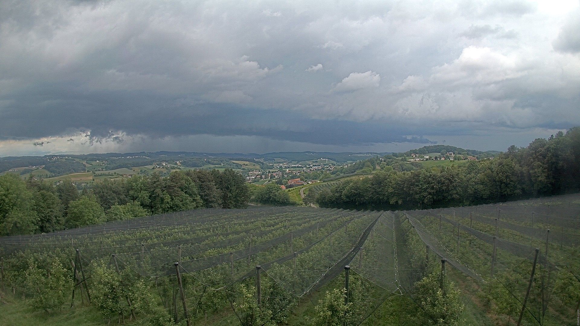 Bei Bad Gleichenberg zog bereits zu Mittag eine heftige Gewitterfront auf. 