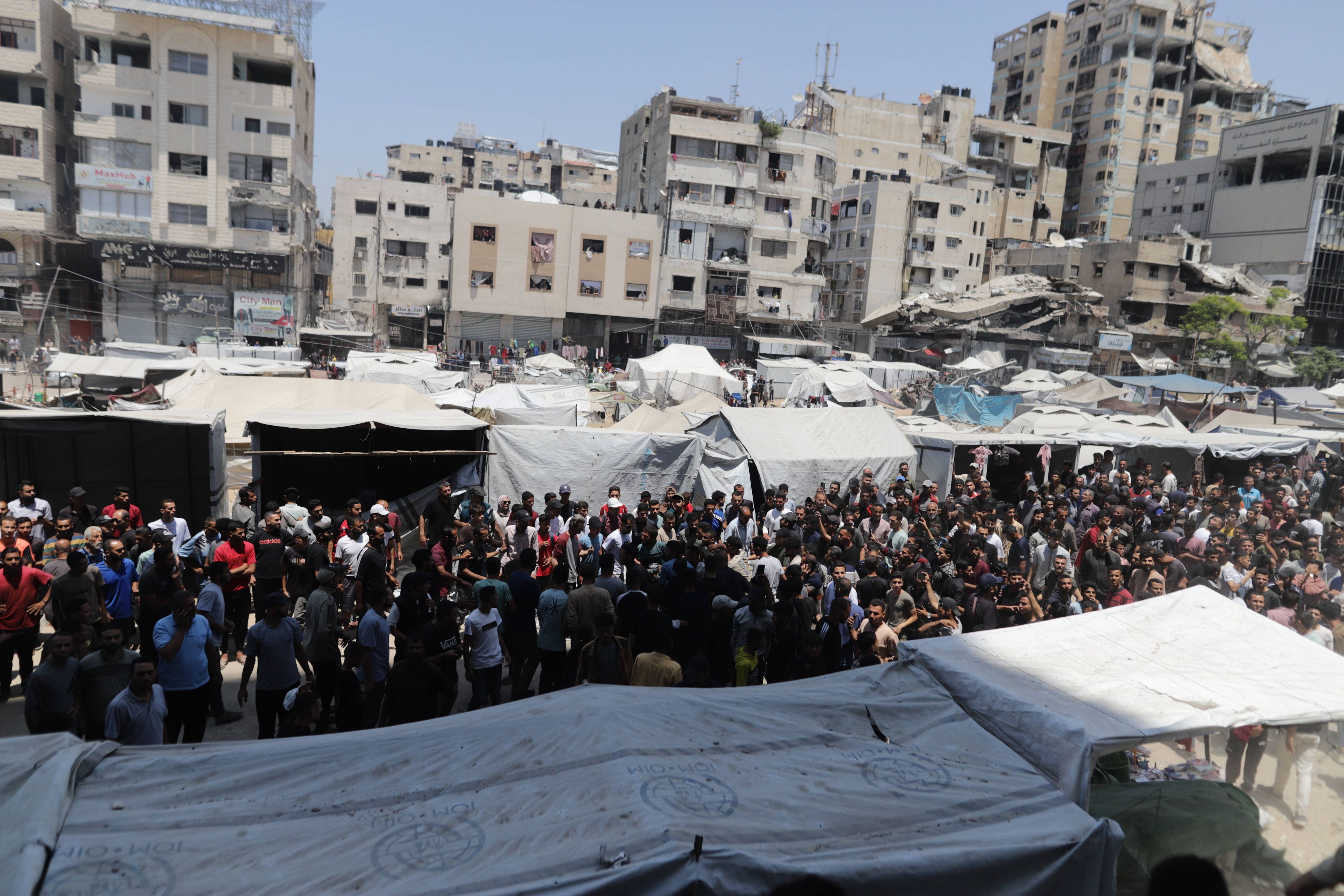 Hunderte Palästinenser gehen zu den Verteilzentren, um Hilfsgüter zu erhalten.