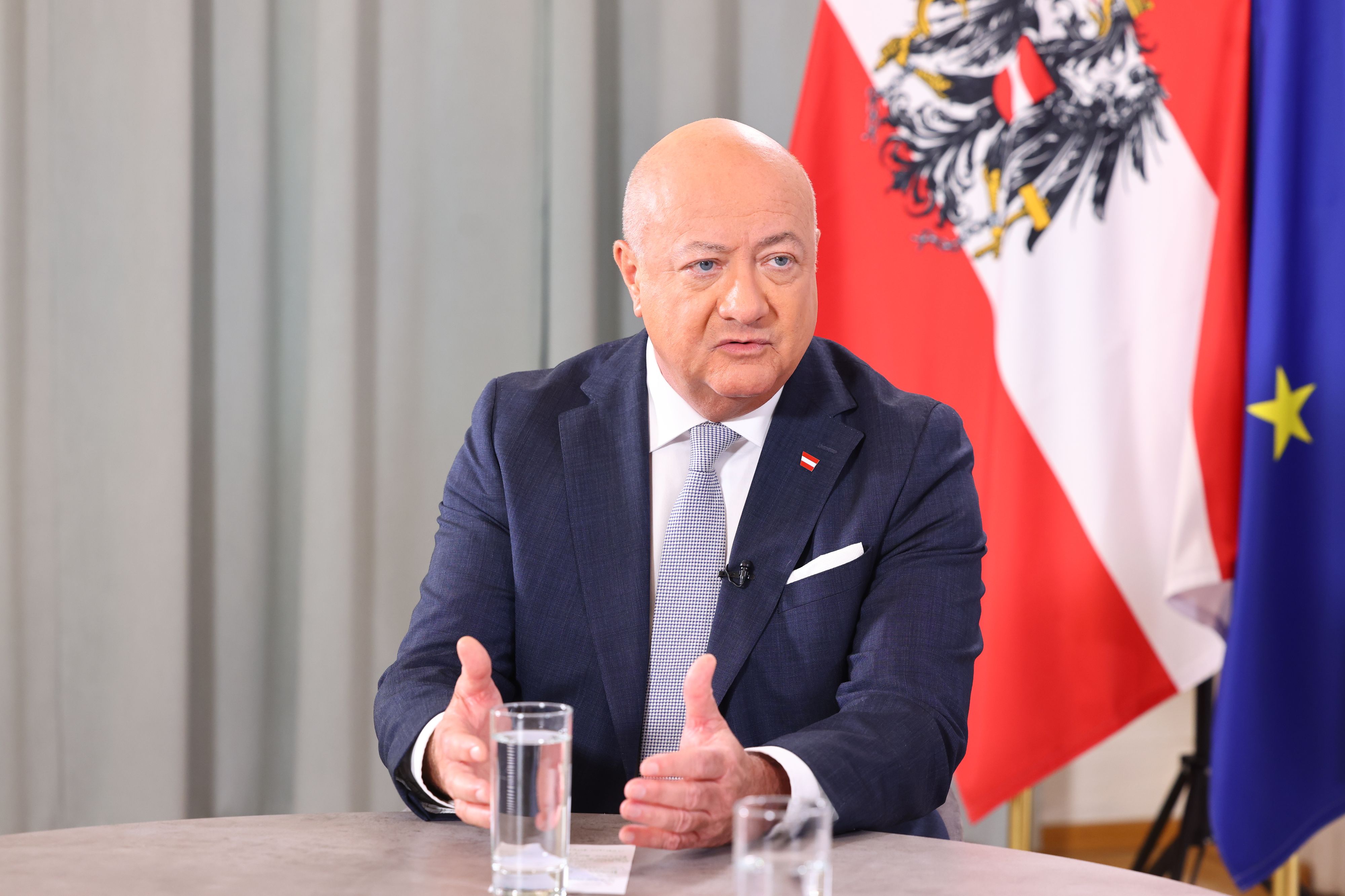 Bundeskanzler Christian Stocker kündigt Maßnahmen gegen die Teuerung der Lebensmittel an.