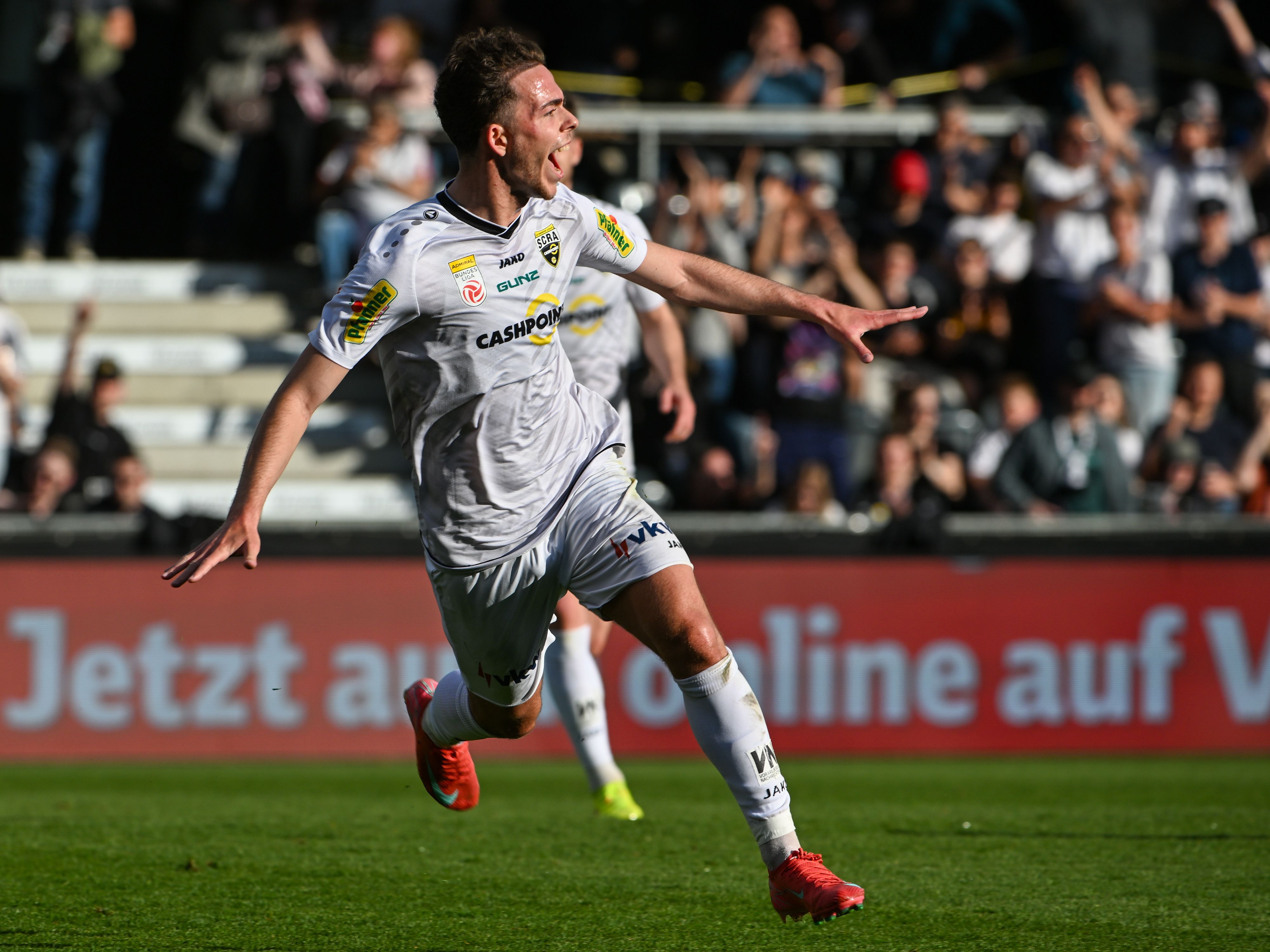 Dion Kameri beim Torjubel im Altach-Trikot. Groß auf der Brust aufgedruckt: Der scheidende Hauptsponsor Cashpoint.