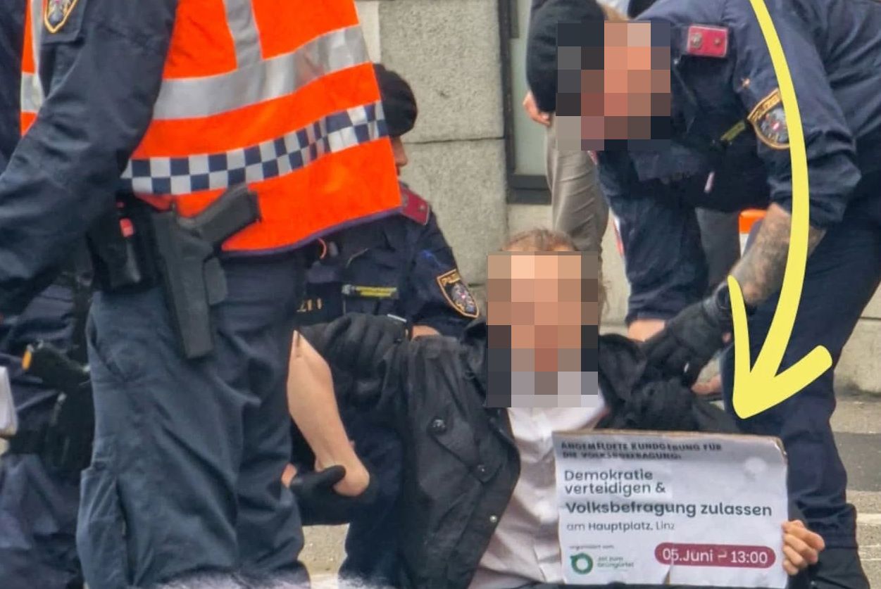 Auf einem Plakat kündigen die Aktivisten noch während der Blockade die neue Demo an.