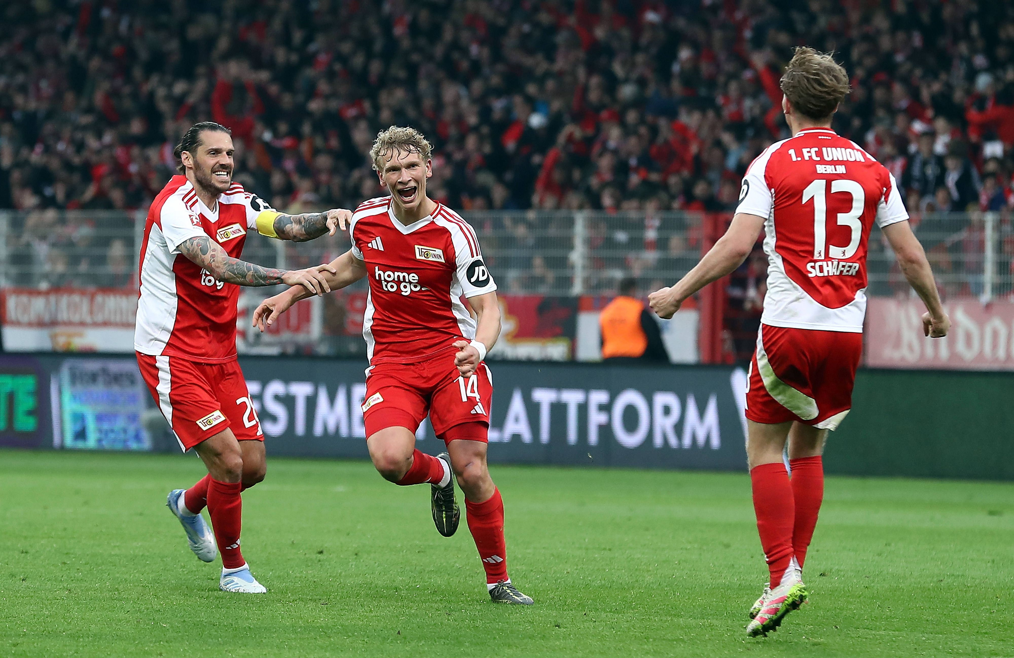 Nach seinem Traumtor war Leopold Querfeld aus dem Häuschen. Als erster Gratulant trat Österreichs und Union-Kapitän Christopher Trimmel auf. (l.).