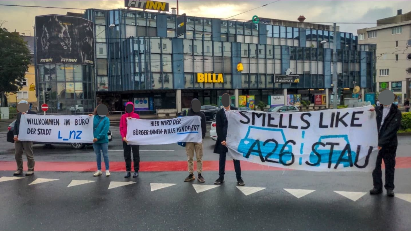 Aktivisten von "Extinction Rebellion" blockierten die Nibelungenbrücke.