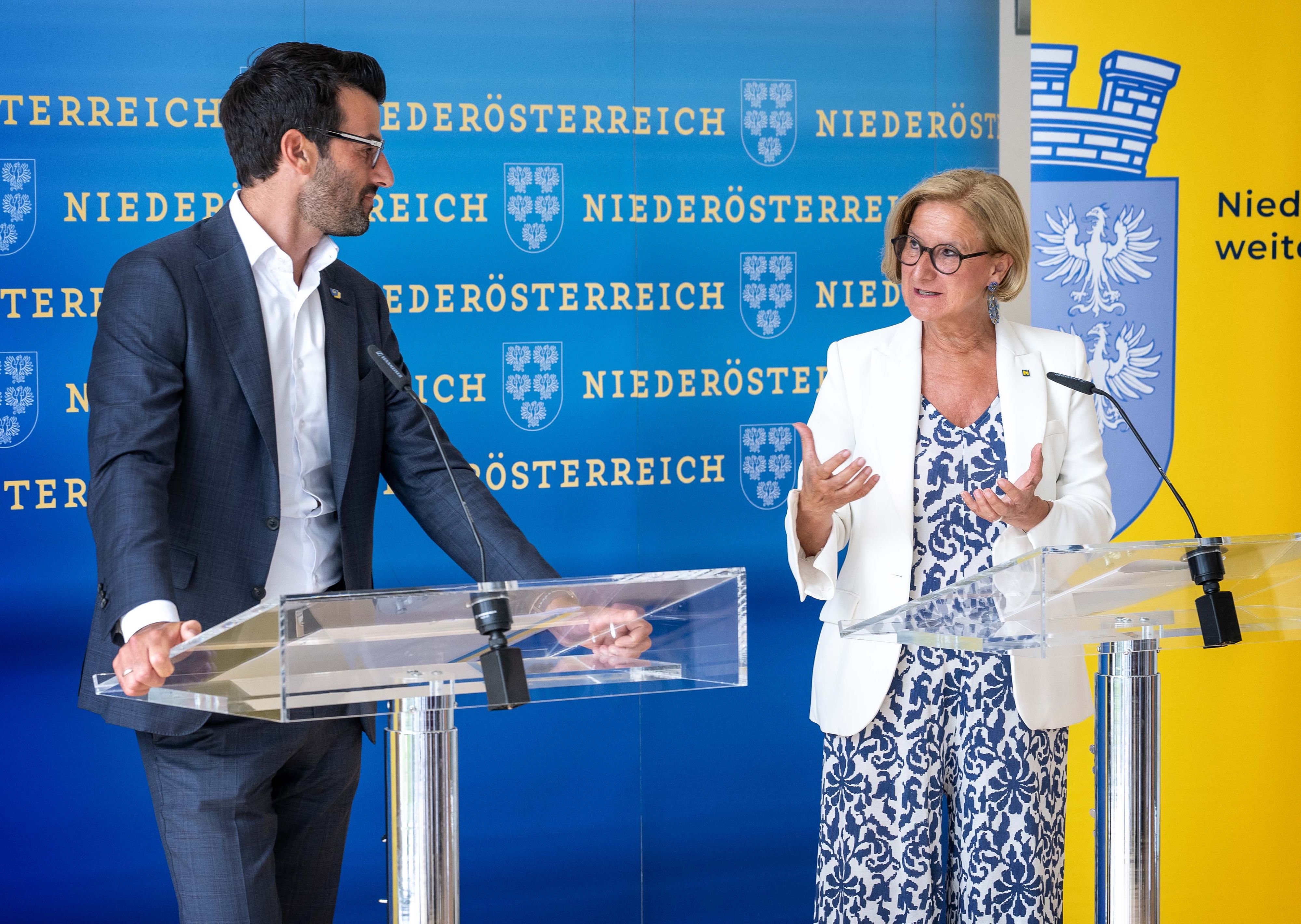 Udo Landbauer und Johanna Mikl-Leitner bei der Pressekonferenz