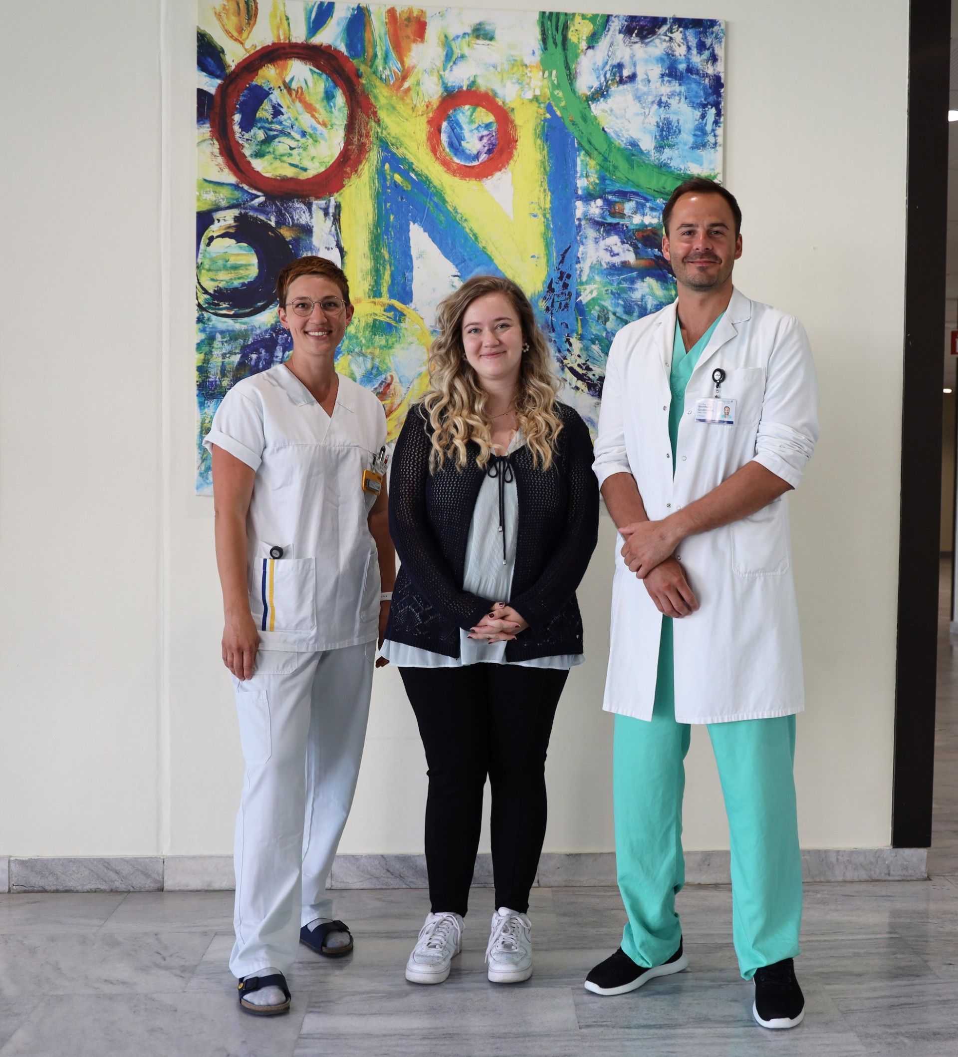 DGKP Karin Schwarzinger (UK Krems), Patientin Lara und OA Priv. Doz. DDr. Bernhard Grubmüller, MBA, FEBU (UK Krems).