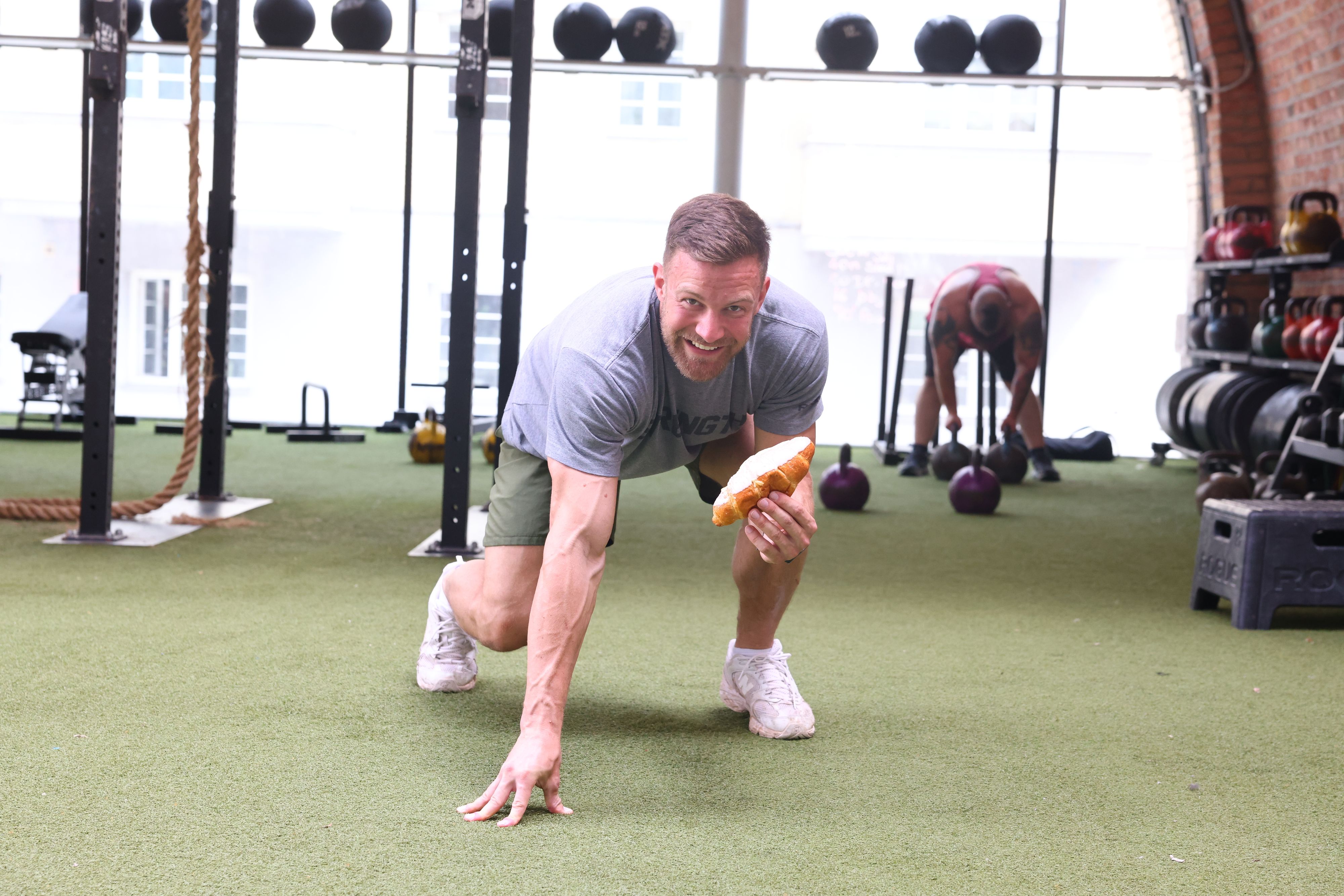Auch Abnehmcoach Flo Winter kann der süßen Versuchung nicht widerstehen.