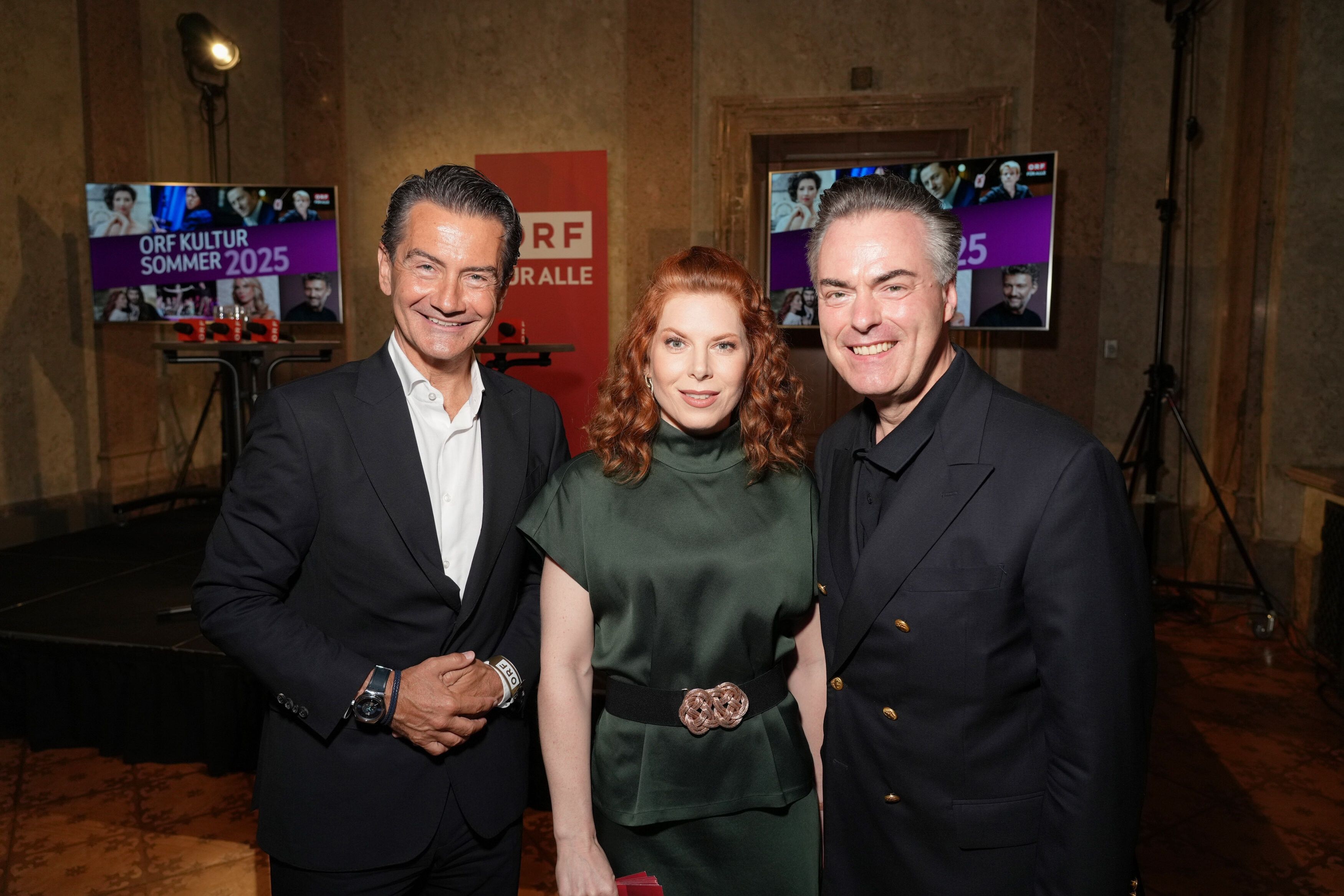 Kick-off zum ORF-Kultursommer 2025: ORF-General Roland Weißmann, Kultur-Lady Teresa Vogl und Wiener-Philharmoniker-Vorstand Daniel Froschauer (v.l.), der bei einer Privataudienz beim Papst um schönes Wetter u.a. fürs Sommernachtskonzert in Schönbrunn bat.
