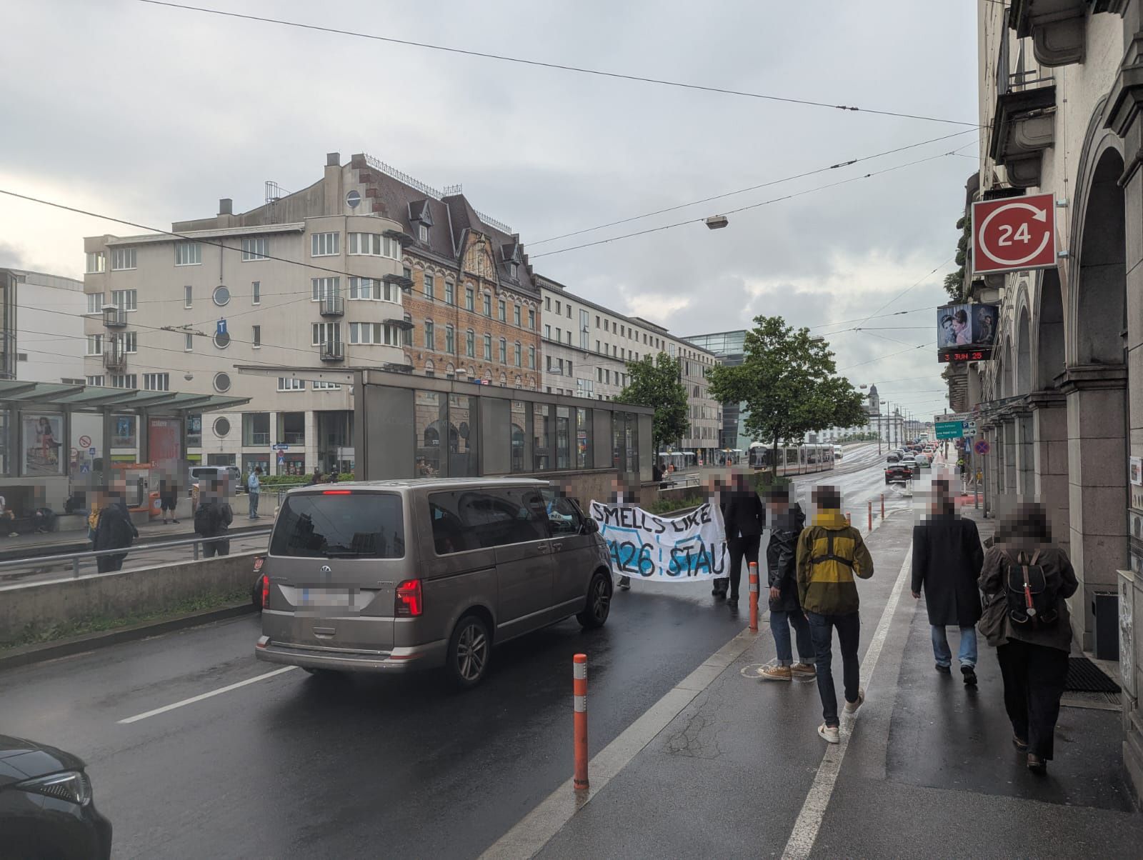 Aktivisten blockierten am Dienstag in der Früh in Urfahr die Straße.