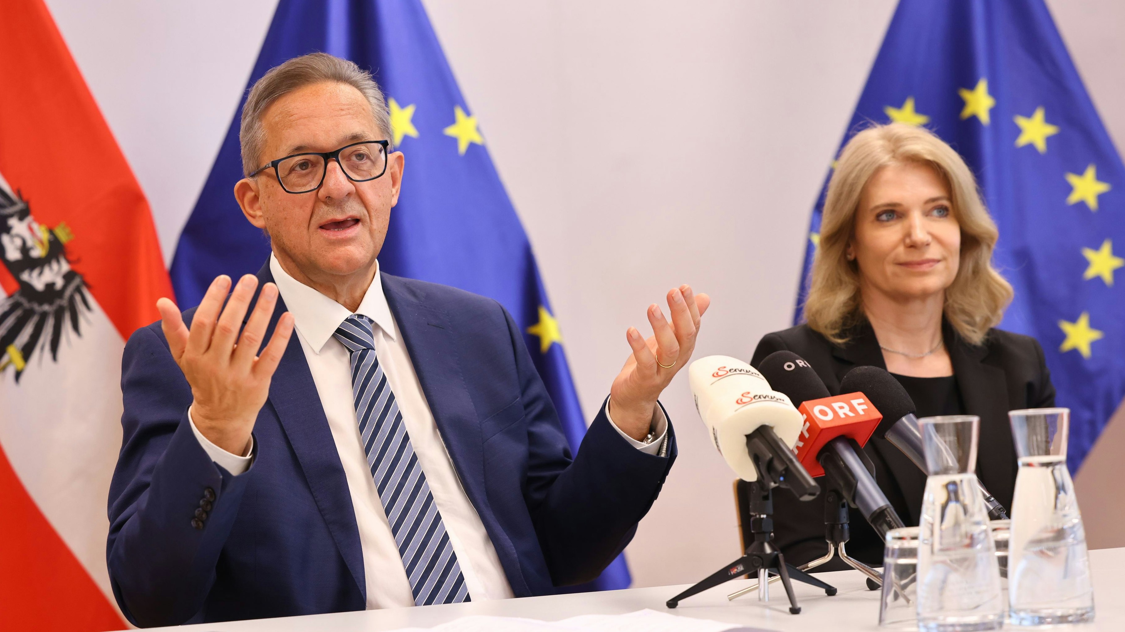 Flughafen-Vorstand Günther Ofner und AUA-Chefin Annette Mann fordern verlässliche Rahmenbedingungen für den Luftfahrtstandort.