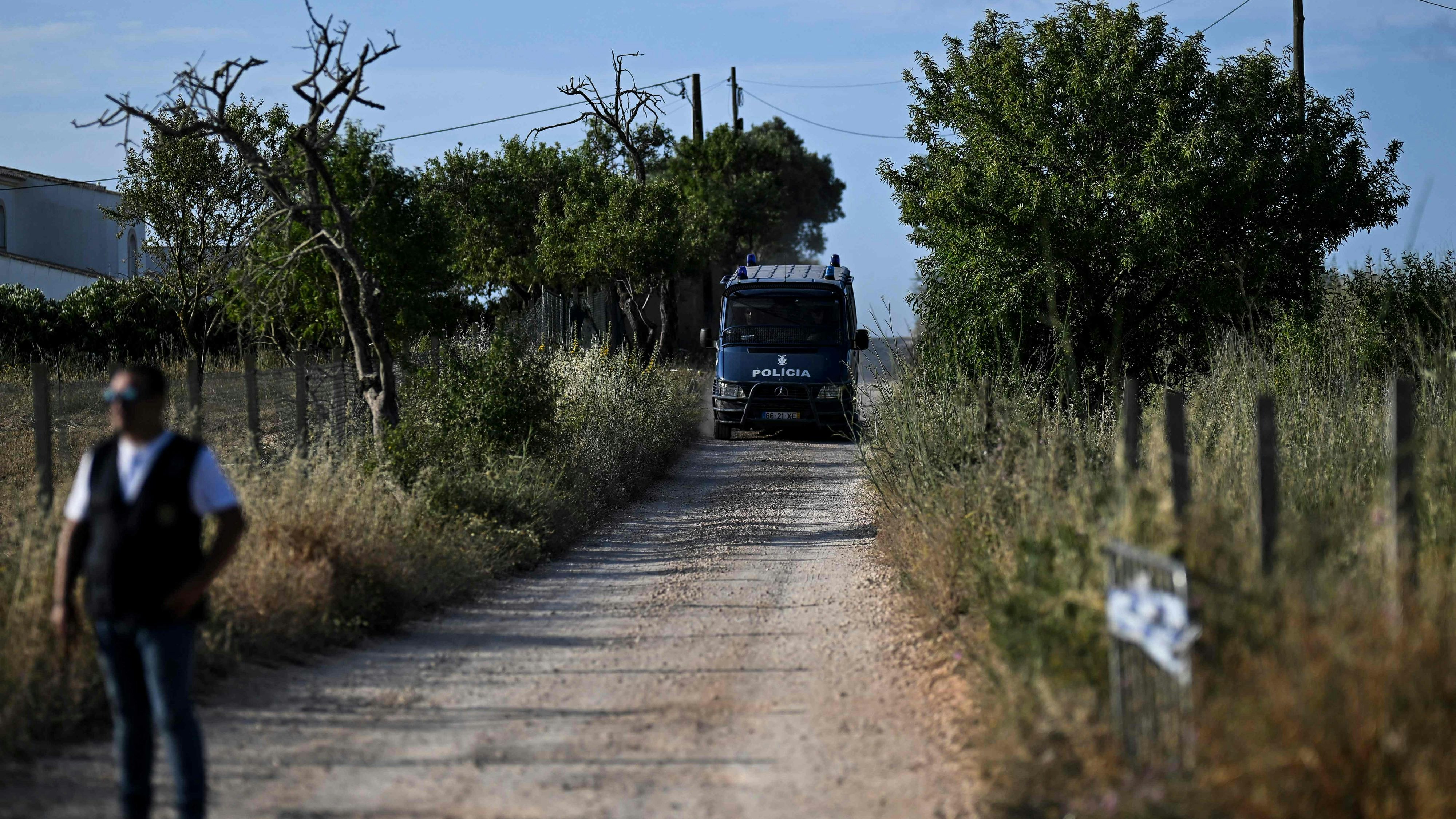 Polizisten untersuchen das Areal.