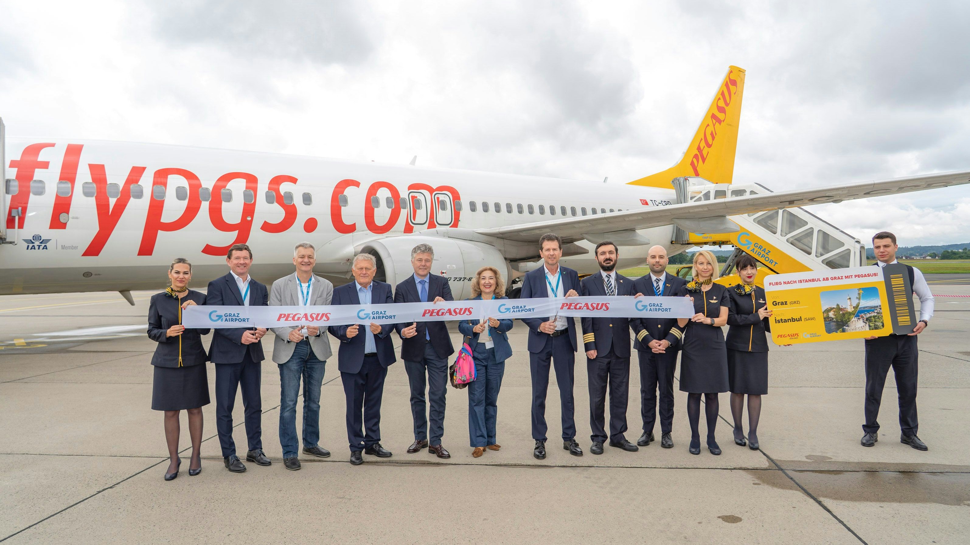 Banddurchschneiden vor dem Flugzeug (v. li. n. re.: Jürgen Löschnig, Geschäftsführer Graz Airport, Stadtrat Manfred Eber, Wolfgang Malik, Vorstandsvorsitzender der Holding Graz, Emre Pekesen, Group Director Sales and Network Planning bei Pegasus Airlines, Ece Öztürk, Generalkonsulin der Republik Türkei und Wolfgang Grimus, Geschäftsführer Graz Airport mit der Crew der Pegasus.
