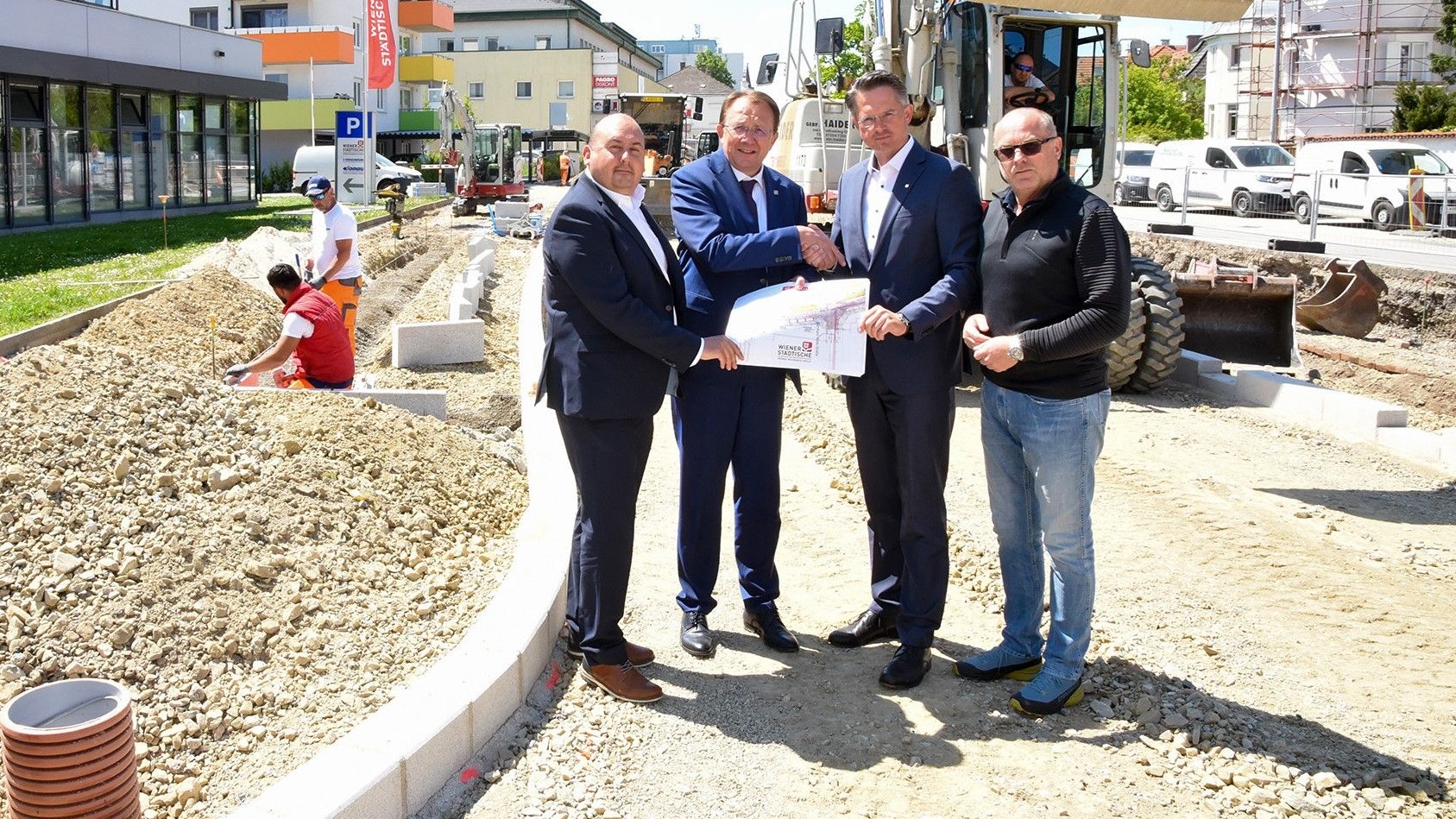 Vertriebsleiter Nikolas Ambrozy, Bürgermeister Matthias Stadler, Landesdirektor Stefan Schmuckenschlager und Baudirektor Wolfgang Lengauer besichtigten gemeinsam die Baustelle vor dem Gebäude der Wiener Städtische Versicherung.