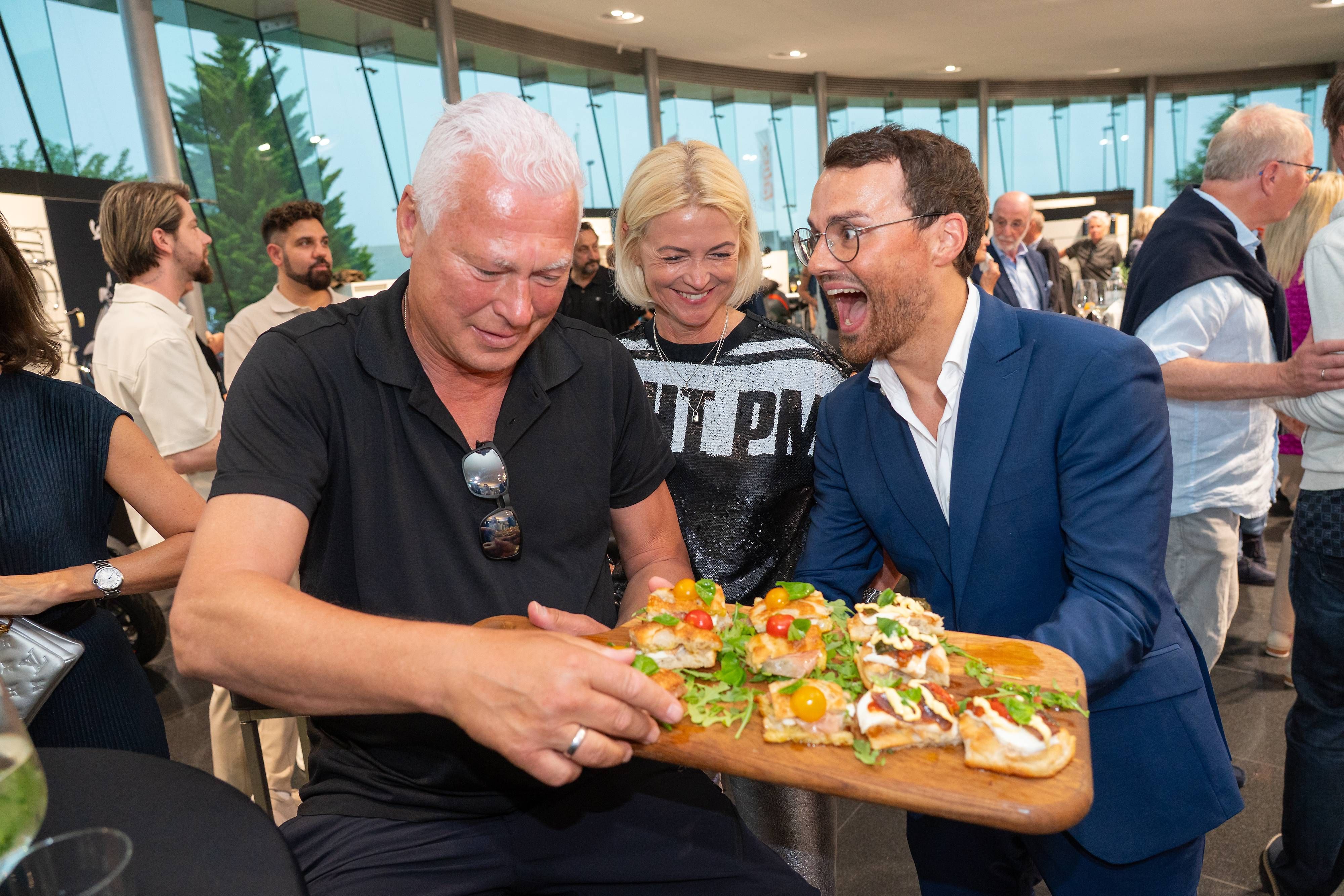 Toni Polster, seine Birgit und Luigi Barbaro junior ließen sich die italienischen Schmankerl schmecken. 