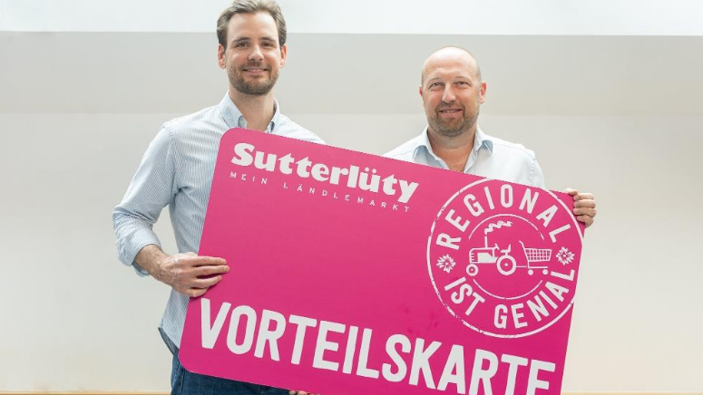 Die Geschäftsführer Florian Sutterlüty und Daniel Drechsel verabschieden dieVorteilskarte