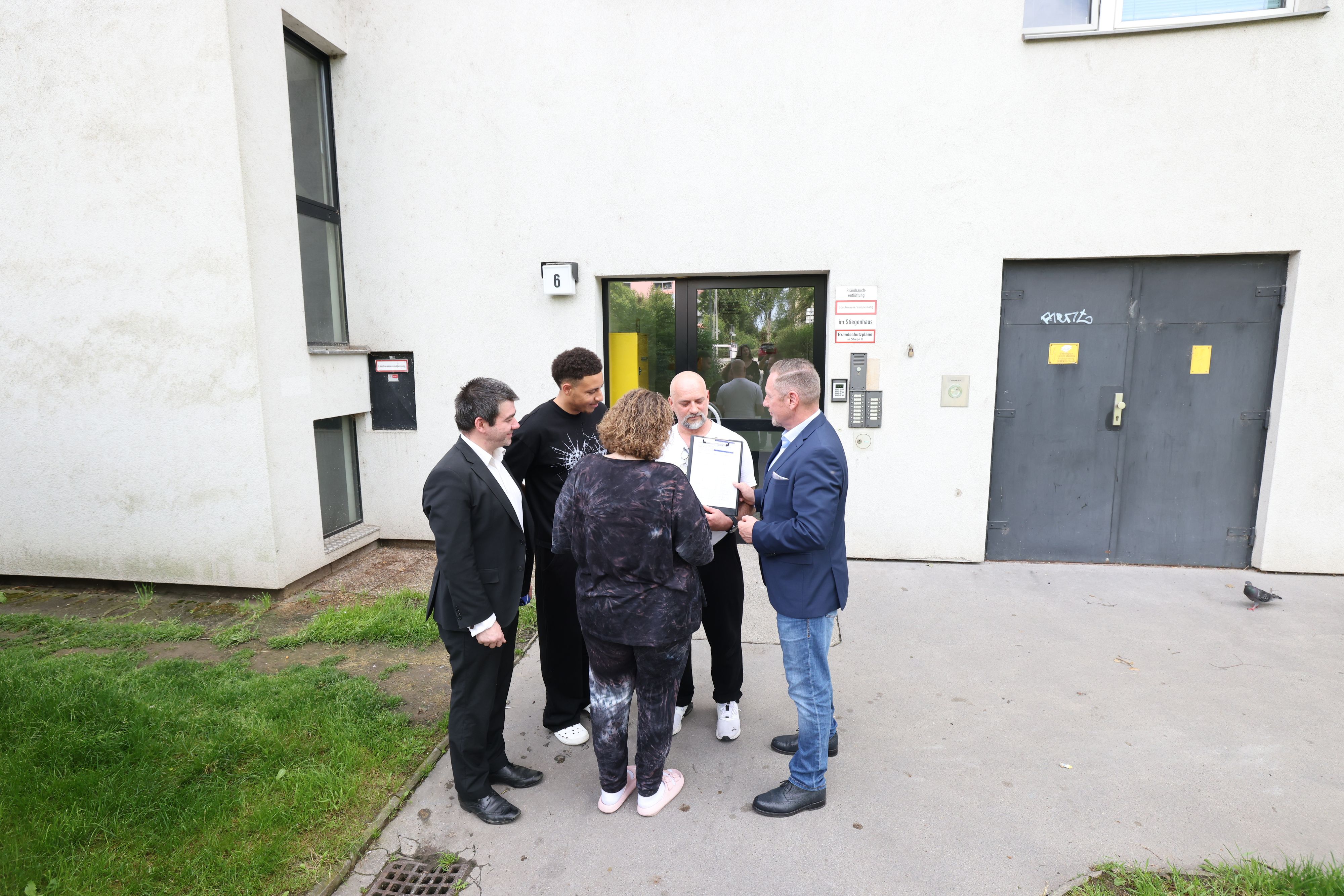 Micheal Niegl (ganz re.) und Franz Lindenbauer (ganz li.) besuchen die Anrainer eines Gemeindebaus und zeigen ihre Unterstützung.