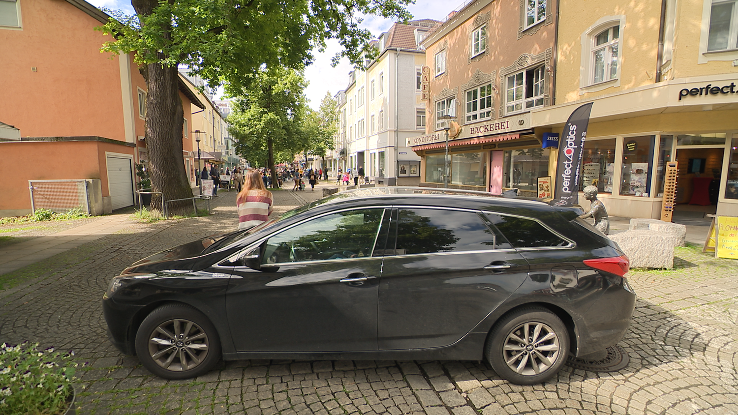 Am 30. Mai strömten hunderte Kinder der Grundschule Freilassing in die Fußgängerzone, um bei einem Projekttag das Gelernte zu präsentieren. Aus Angst vor einem Terroranschlag bat die Schulleitung die Eltern, die Zufahrten mit den eigenen Autos zu blockieren. Weder die Stadt noch die Polizei hätten eigene Kräfte zur Absicherung bereitstellen können, heißt es. "Ich finde das eine ganz gute Lösung. Schüler, Lehrer, Eltern, wir helfen zusammen", sagt Schulleiter Johannes Zeitel. Passiert ist – zum Glück – nichts