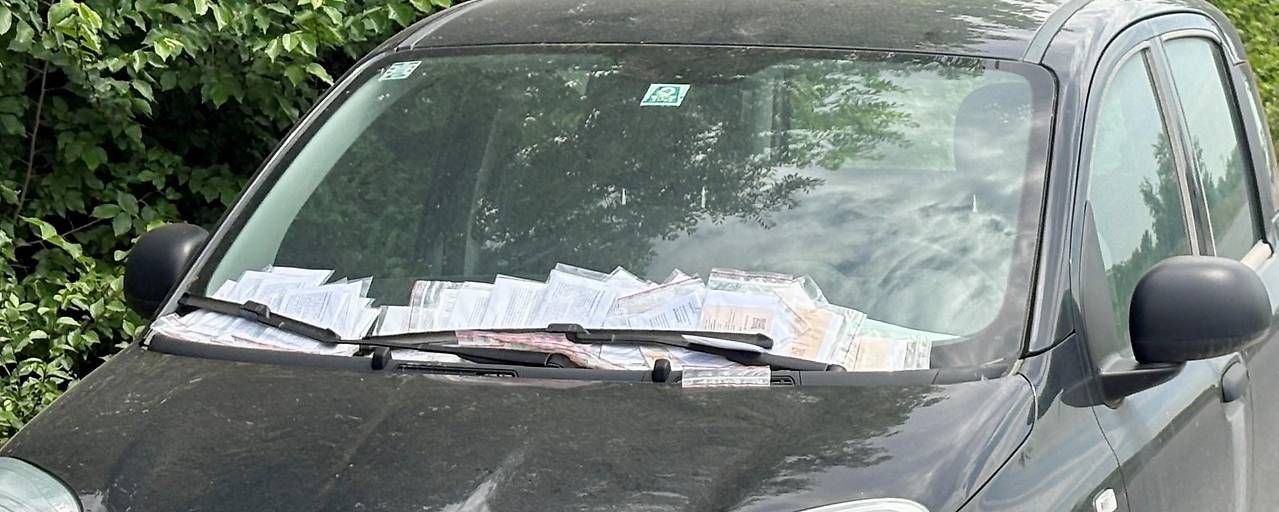 PKW steht wochenlang an selber Stelle – Strafzettel vermehren sich täglich.