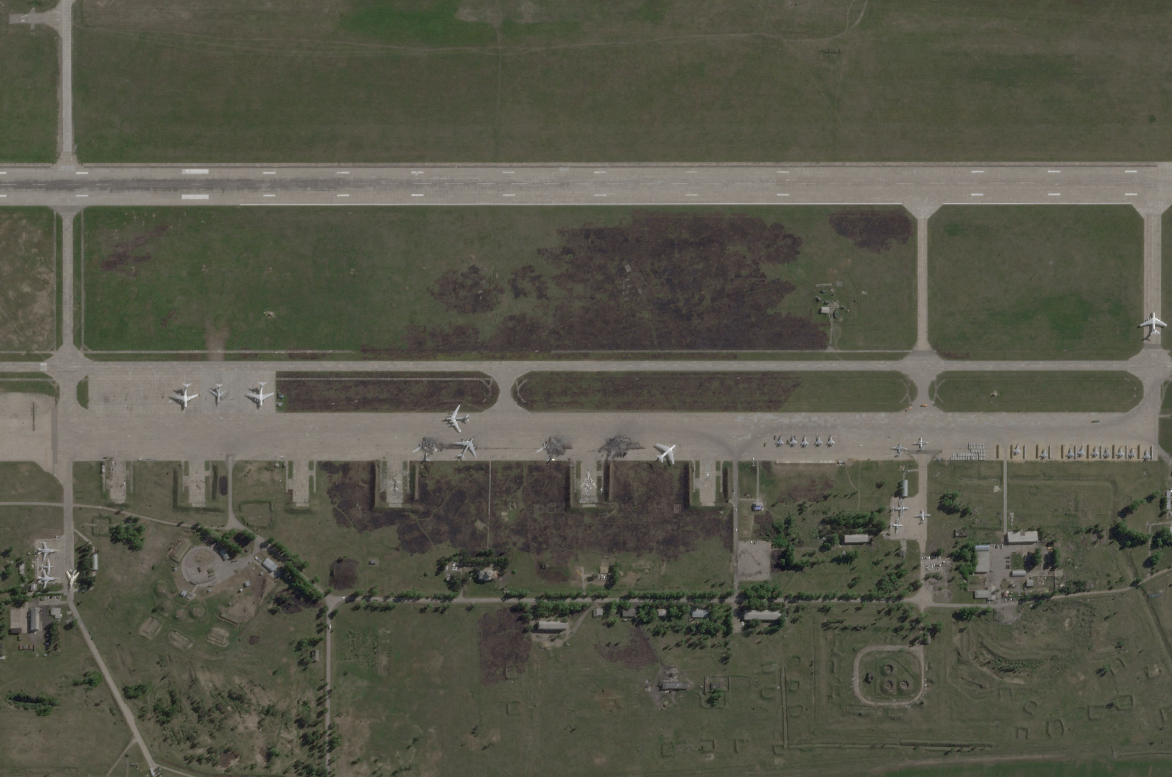 Satellitenbilder zeigen den Angriff auf die russische Luftwaffenbasis.