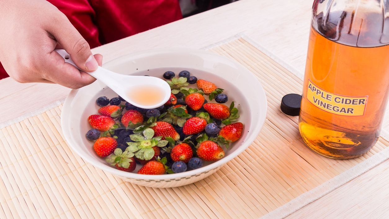 Für die Anti-Schimmelbehandlung Deiner Erdbeeren verwendest Du am besten einen süßlichen Essig, zum Beispiel Apfel- oder Himbeeressig.