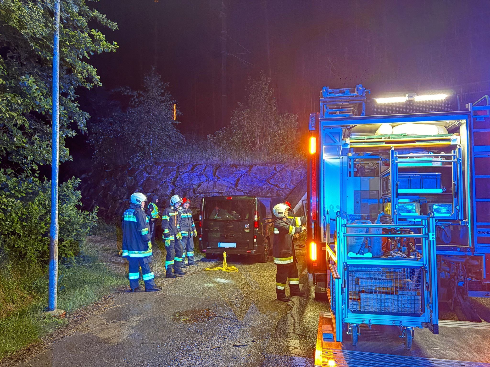 PKW Fahrer landet in Bahntunnelmauer.