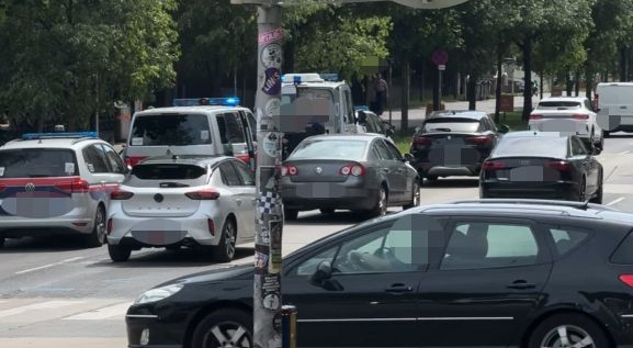 Kuriose Szenen in Wien – mitten im Arbeitsverkehr kam es am Mittwoch zu einer Festnahme.