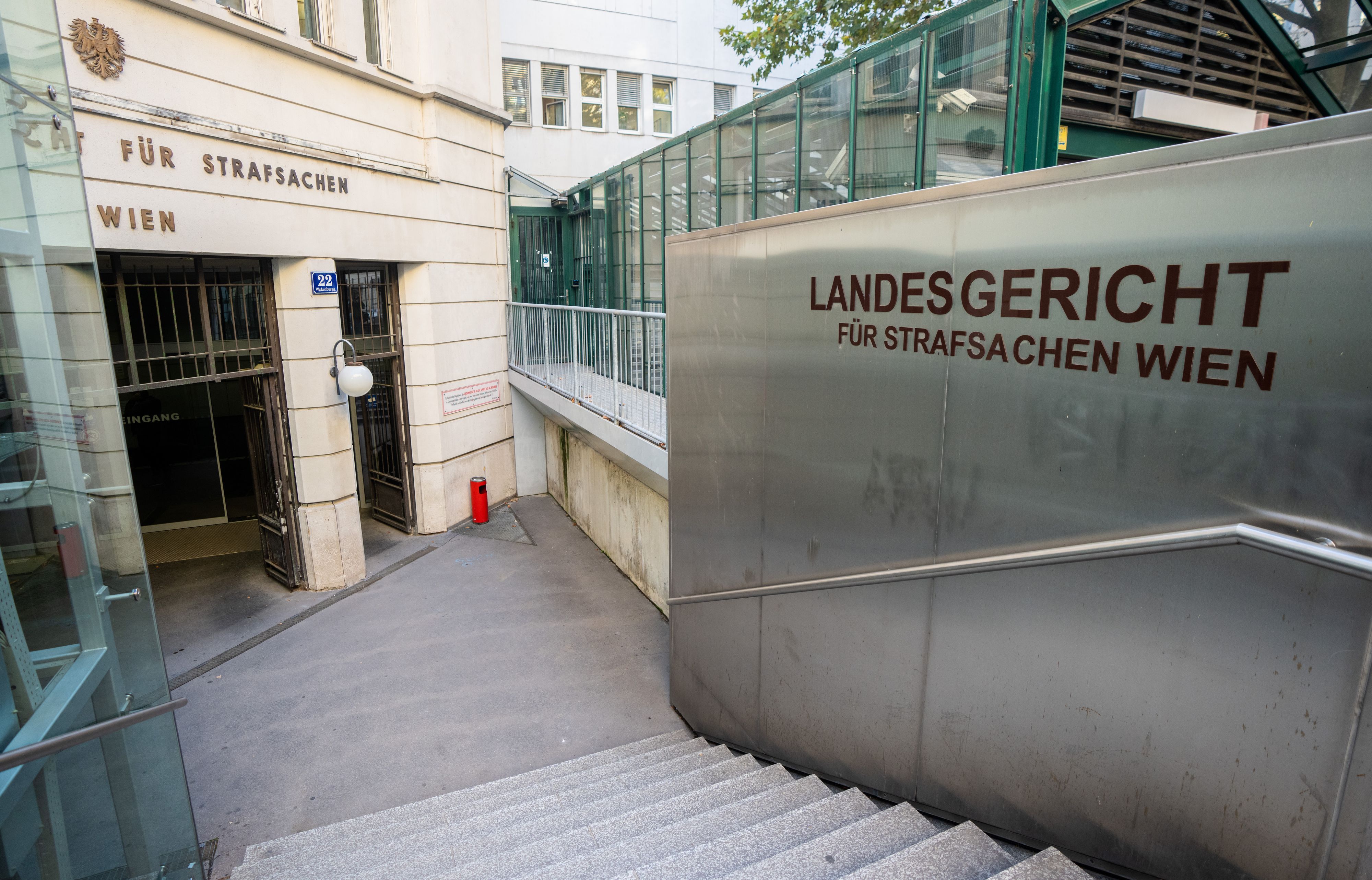 Der 57-Jährige soll zusammen mit zwei weiteren Beschuldigten Traktordiebstähle begangen haben. (Symbolbild)