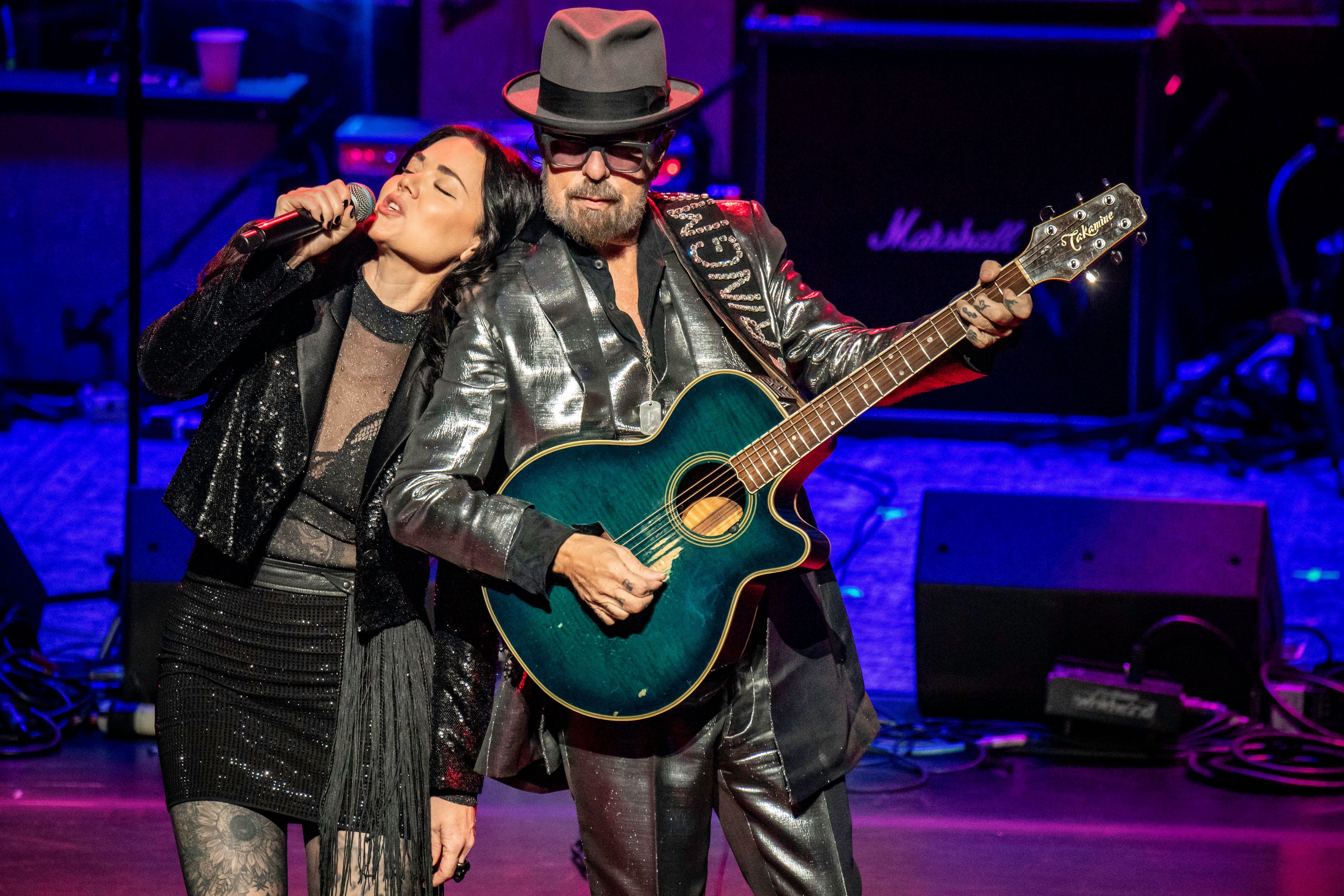 <strong>Eurythmics</strong>' <strong>Dave Stewart</strong> und <strong>Vanessa Amorosi</strong> beim 2025 Love Rocks NYC Benefizkonzert in New York City.