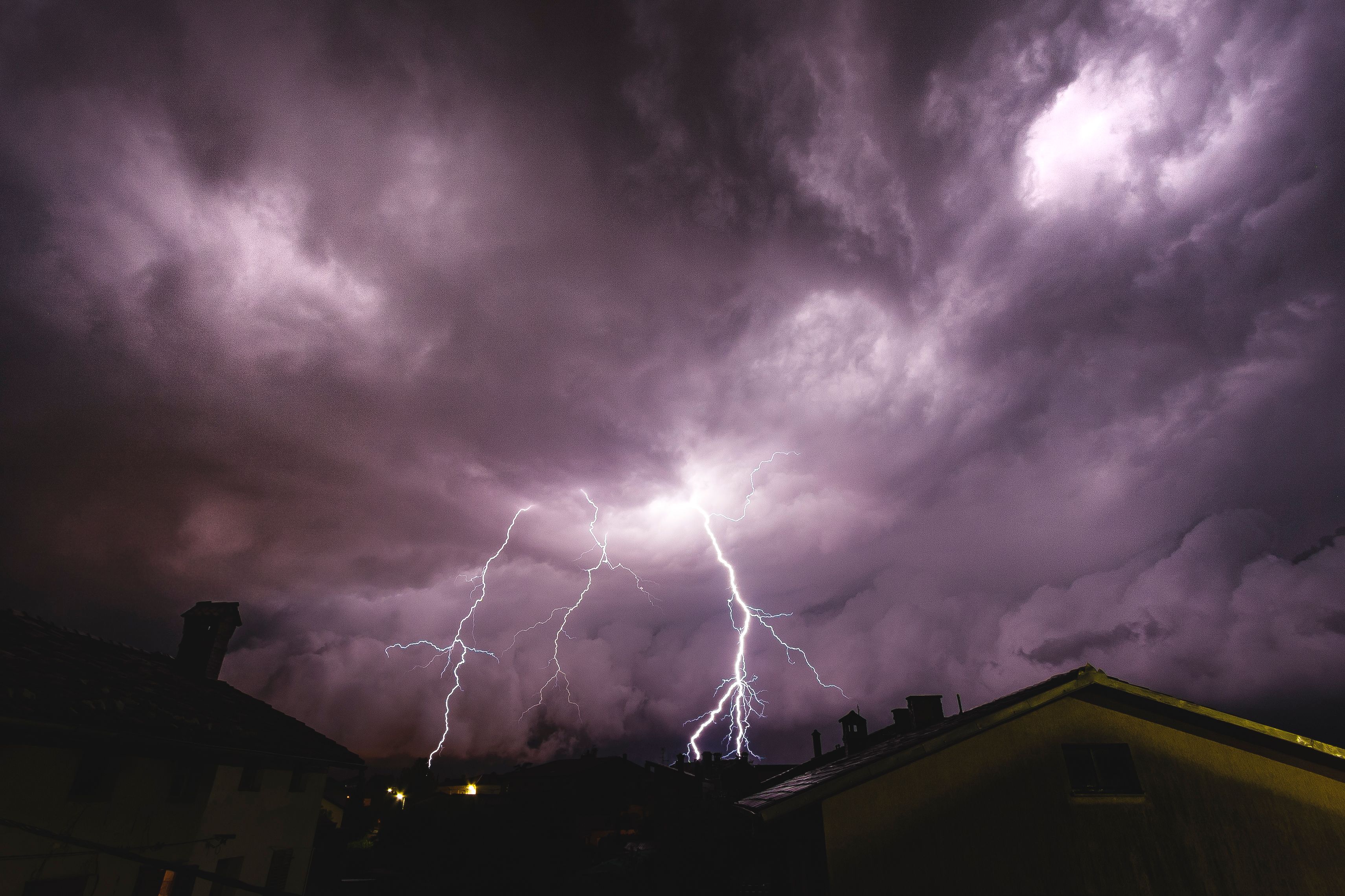 In den Abend- und Nachtstunden herrscht in einigen Regionen des Landes erhöhte Unwettergefahr!