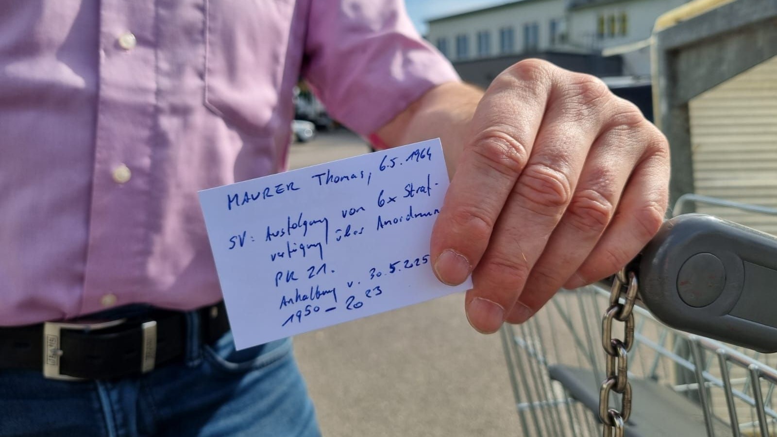 Thomas Maurer ließ sich auch ein "Protokoll" des Einsatzes aushändigen.