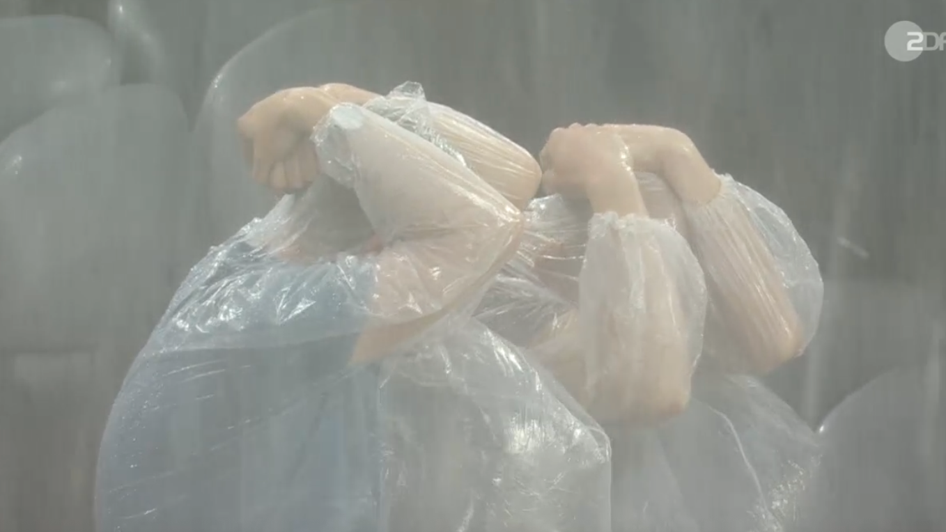 Fans schützen sich vor den Hagelkörnern.