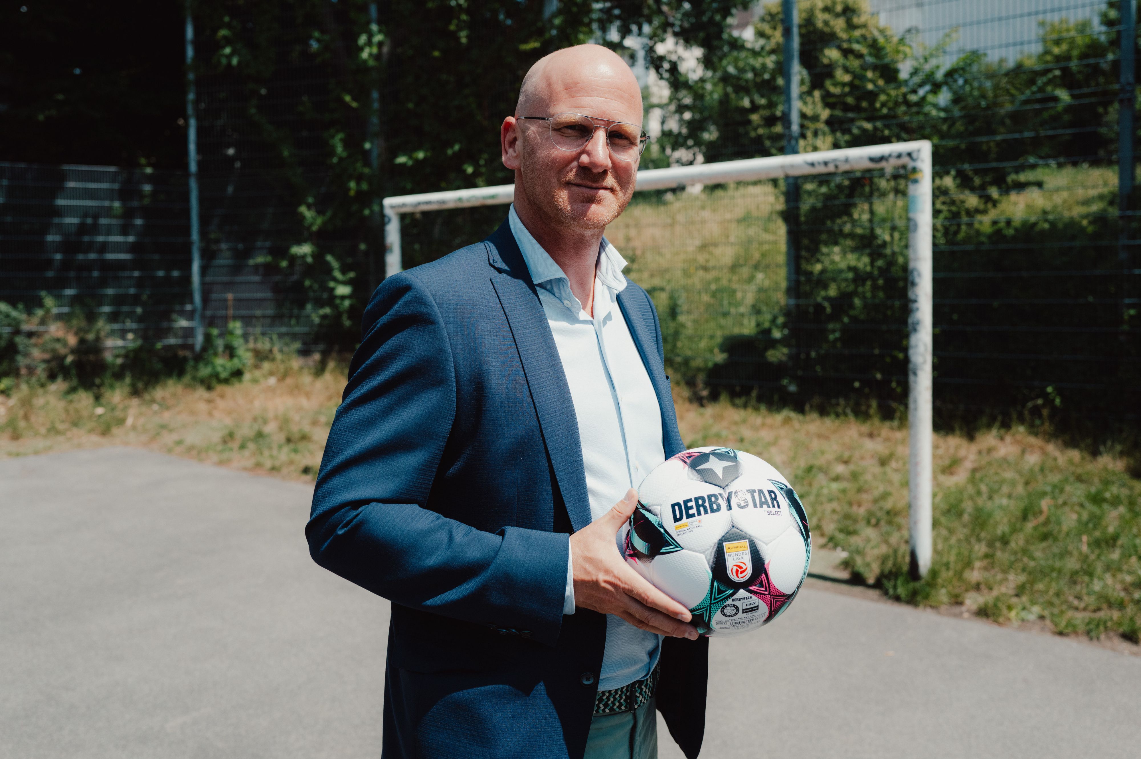 Liga-Boss Christian Ebenbauer mit dem neuen Derbystar-Ball.