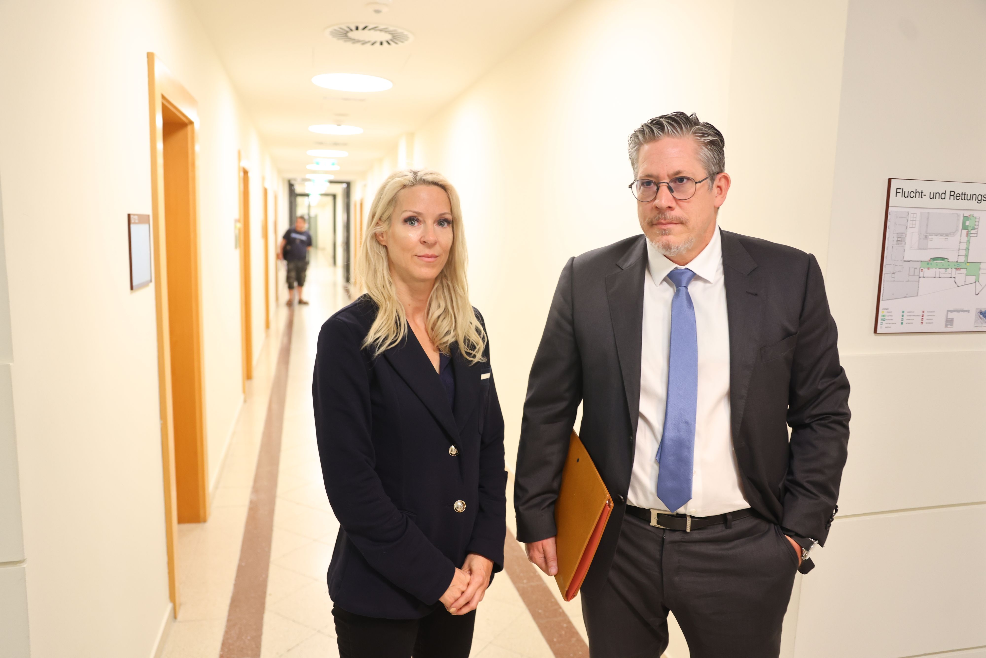 Simone Lugner mit ihrem Anwalt Florian Höllwarth.