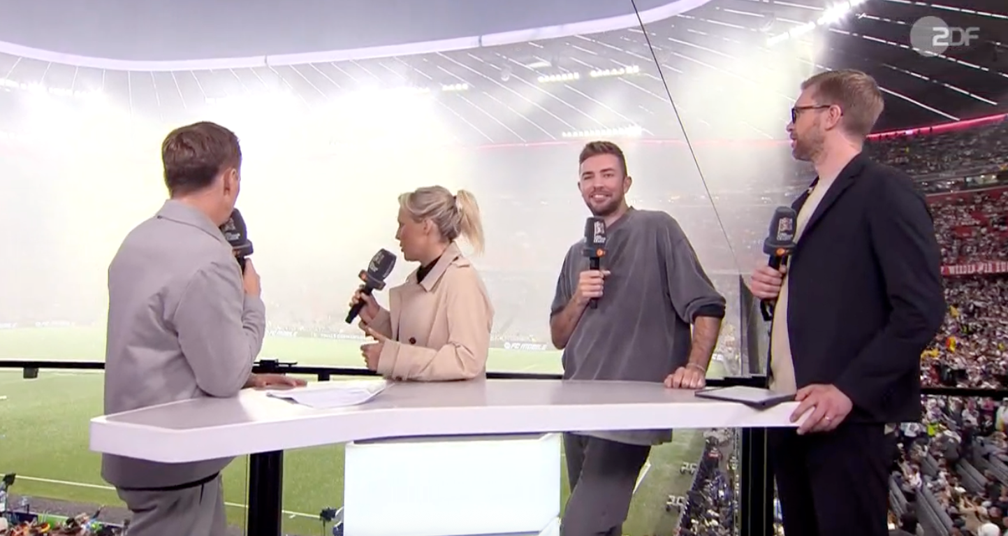 Ein Hagelschauer geht über der Münchner Allianz-Arena nieder.