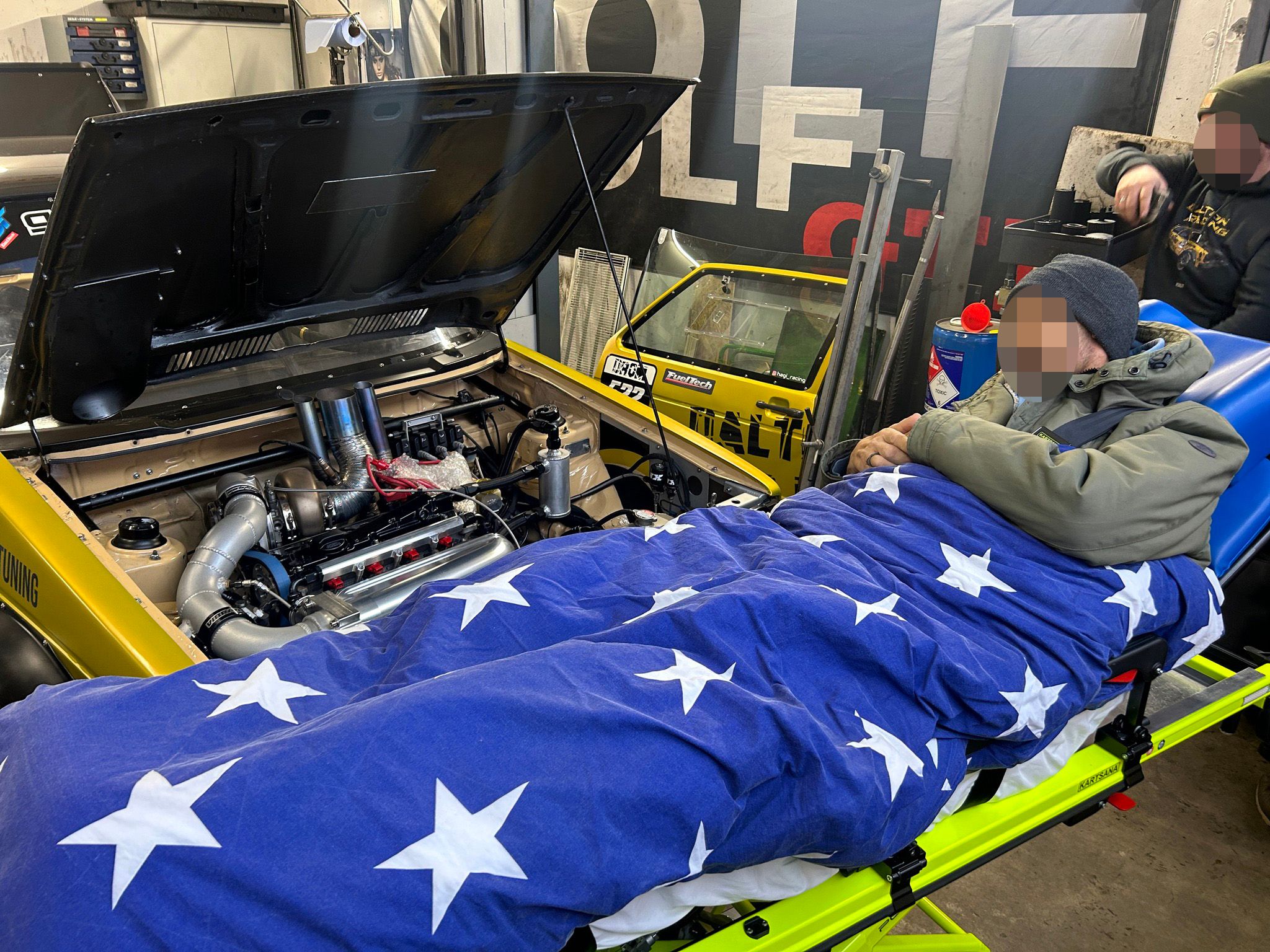 Ein letzter Blick aufs Auto: Der Sterbenskranke war noch einmal in seinem Element.