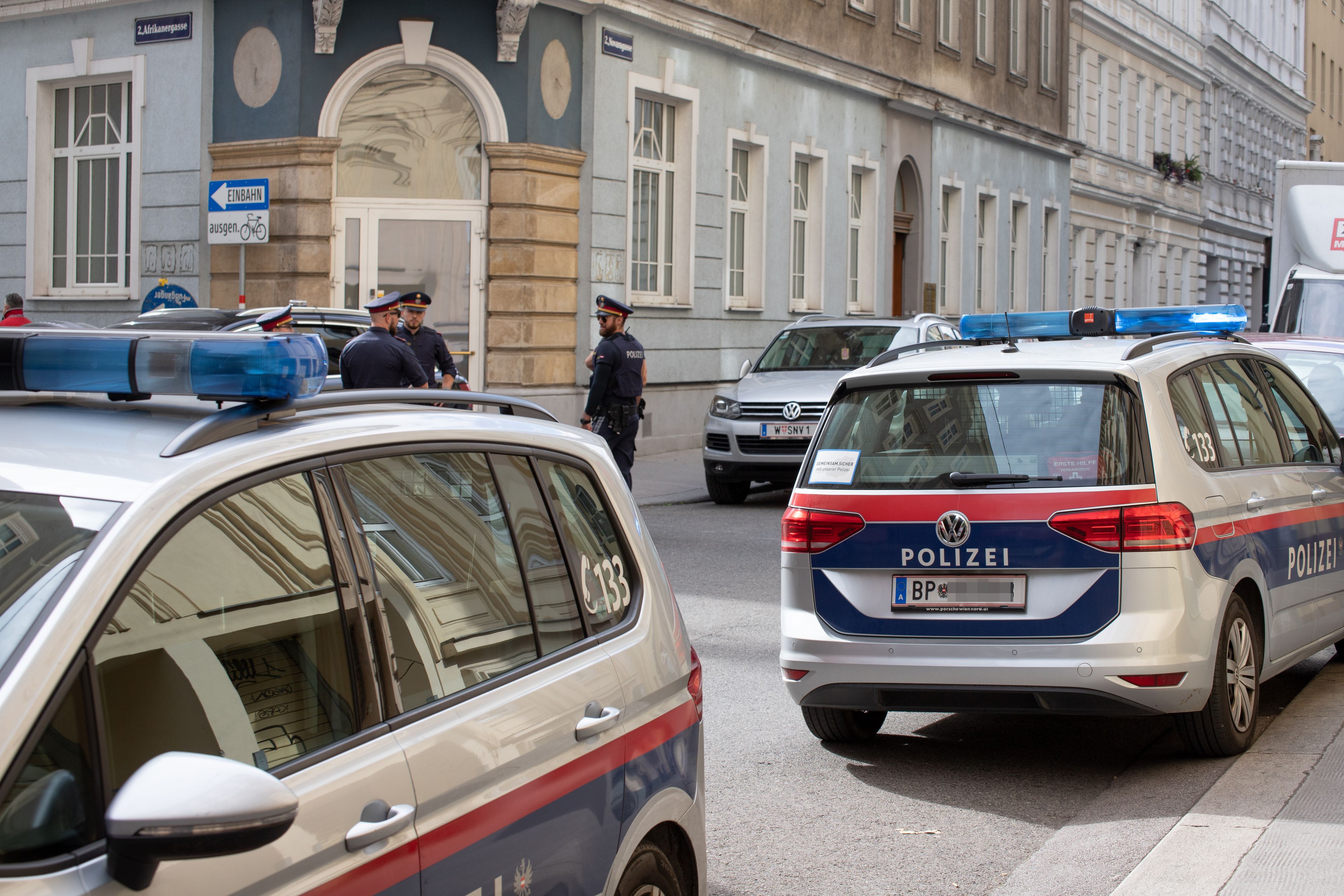 Autos der Wiener Polizei mit eingeschaltetem Blaulicht befindet sich auf einem Einsatz in der Leopoldstadt.