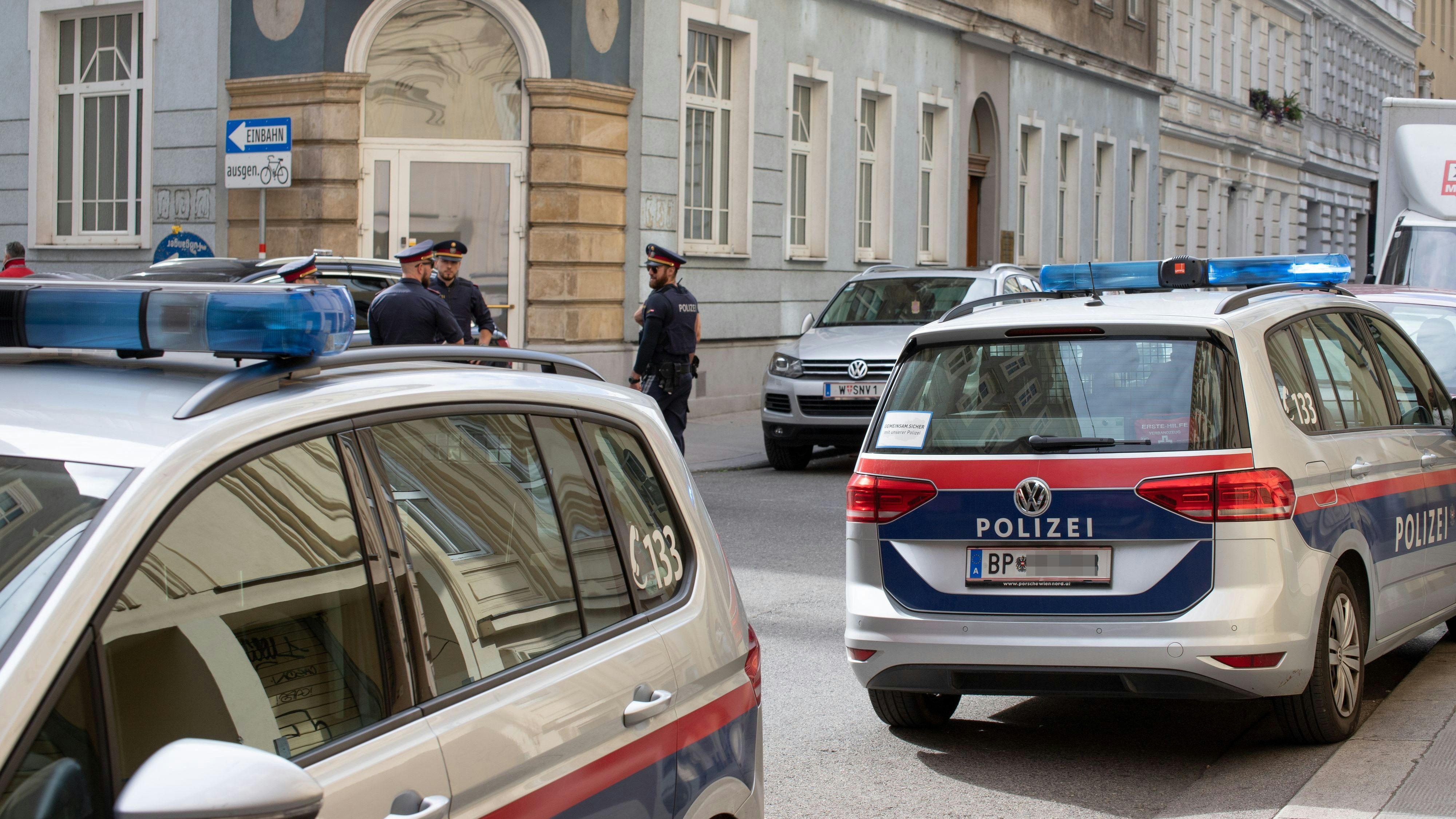 Autos der Wiener Polizei mit eingeschaltetem Blaulicht befindet sich auf einem Einsatz in der Leopoldstadt.