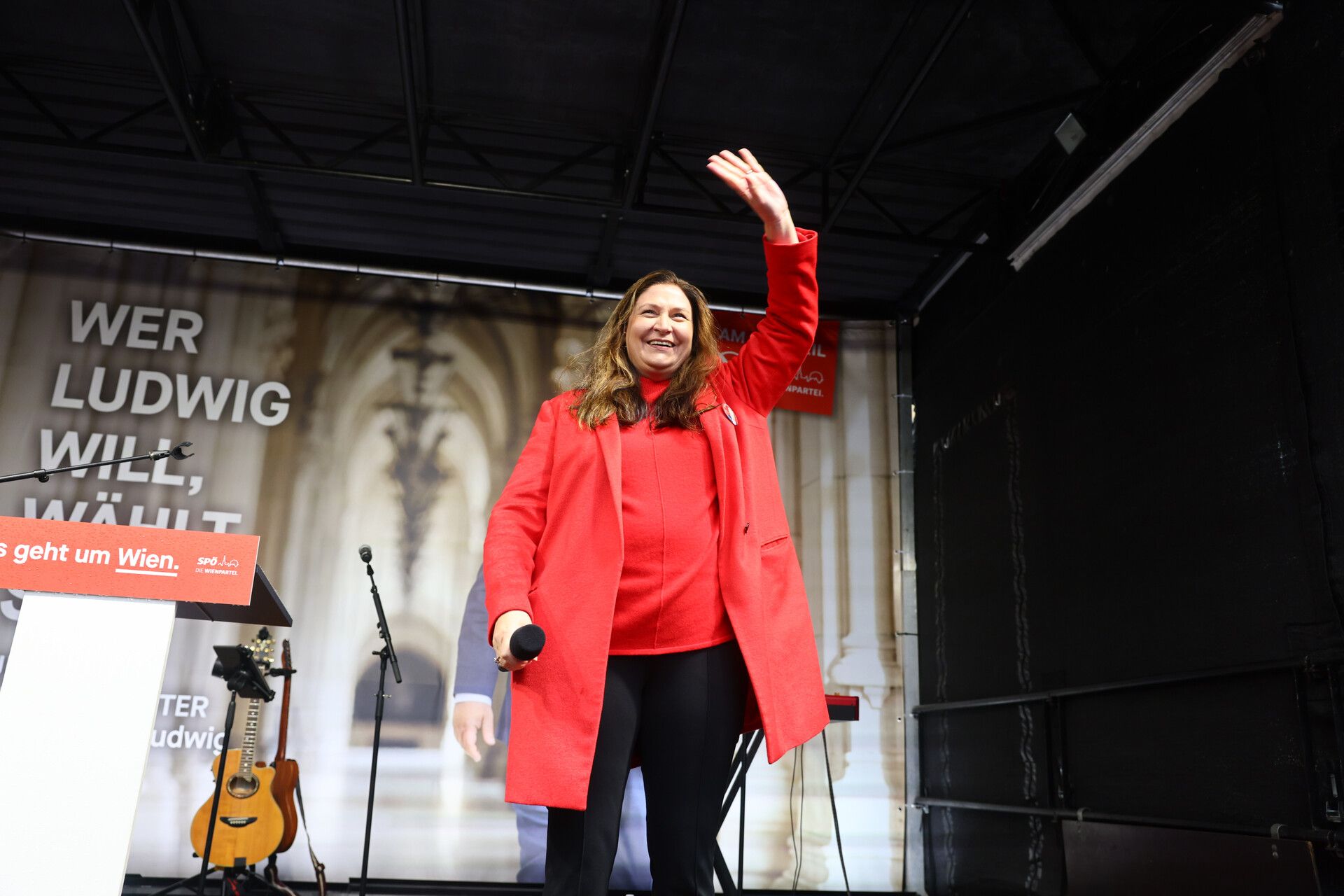 Barbara Novak bei einer SPÖ-Wahlveranstaltung in Wien – seit Juni ist sie als neue Finanzstadträtin im Amt und verantwortet nun erstmals das Stadtbudget.
