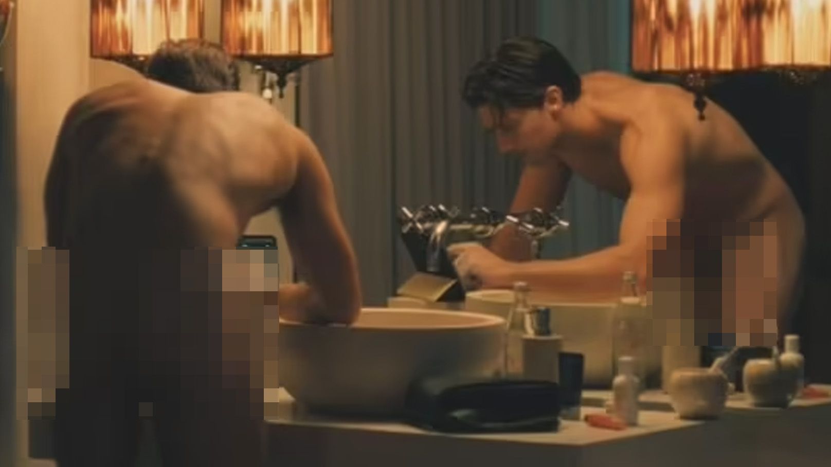 Patrick Schwarzenegger - Arnolds Sohn - ist komplett nackt in "The White Lotus" zu sehen.