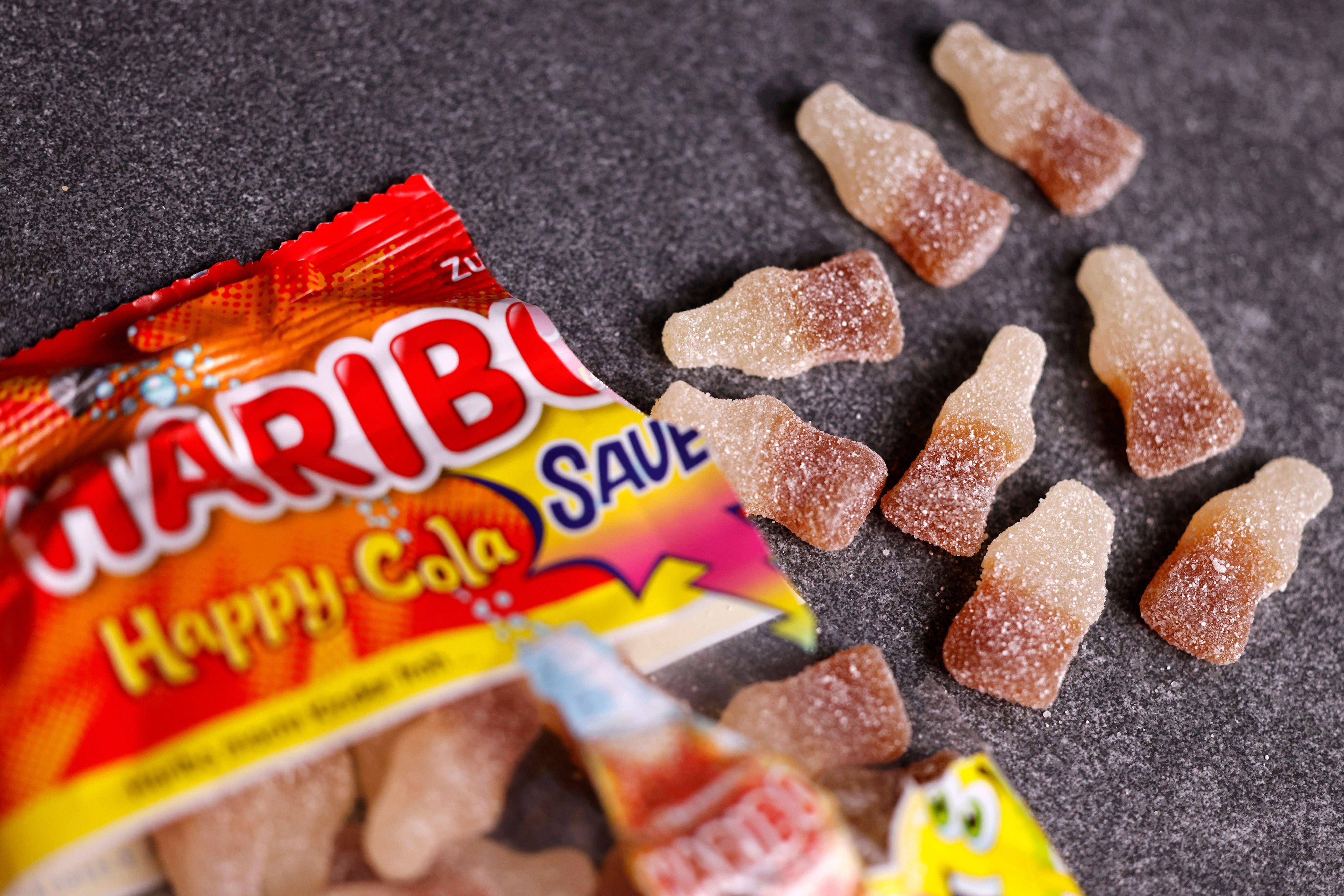 Colaflascherl von Haribo auf einem Tisch.