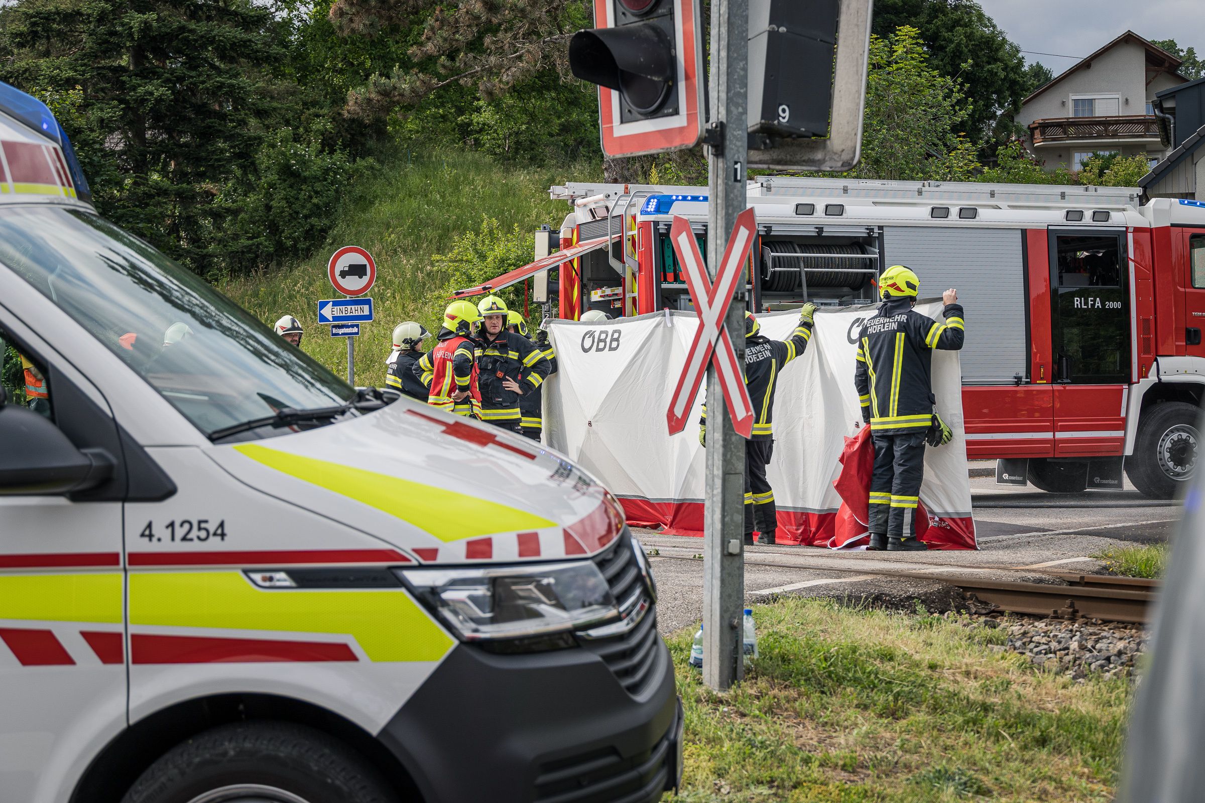 In Ottensheim wurde am Donnerstag ein Bub von einem Zug erfasst. Das Kind wurde schwer verletzt ins Spital gebracht.