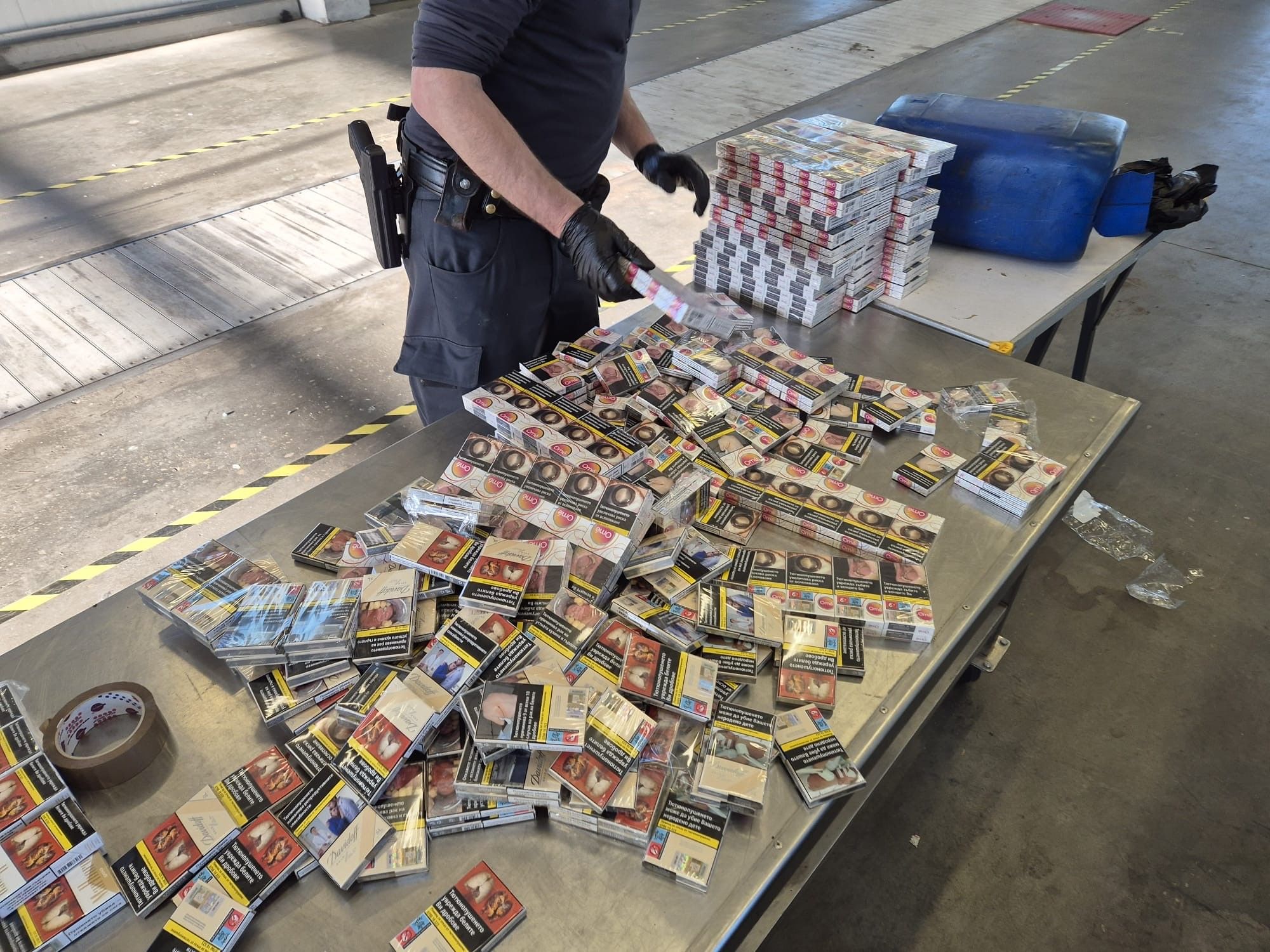 Zoll greift Mitte April knapp 25.000 Zigaretten auf A4 auf