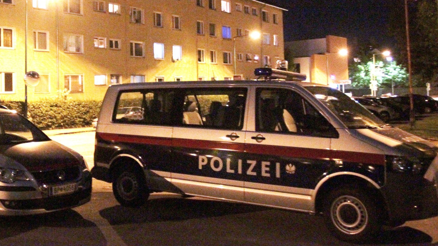 Heute.at - Einbrecher versteckt sich mit Schmuck-Beute in Kasten