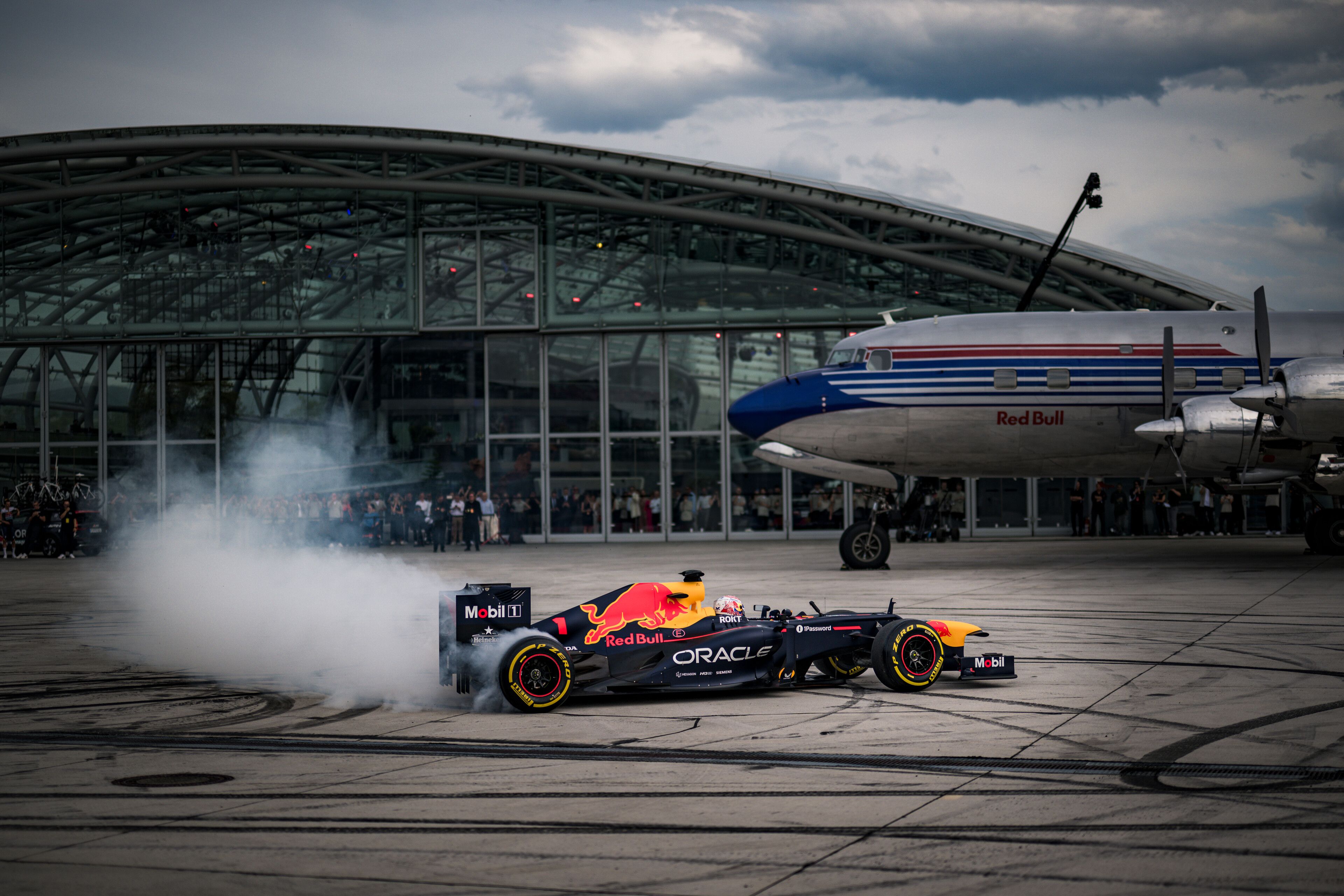 Formel-1-Star Max Verstappen drehte am Mittwoch rund um den Hangar 7 seine Runden. 