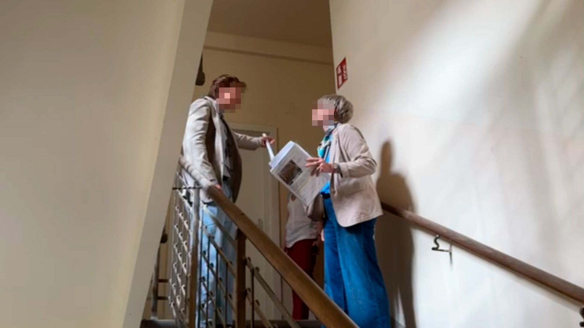 Der Mann (links im Bild) gab sich als Immobilienmakler aus.