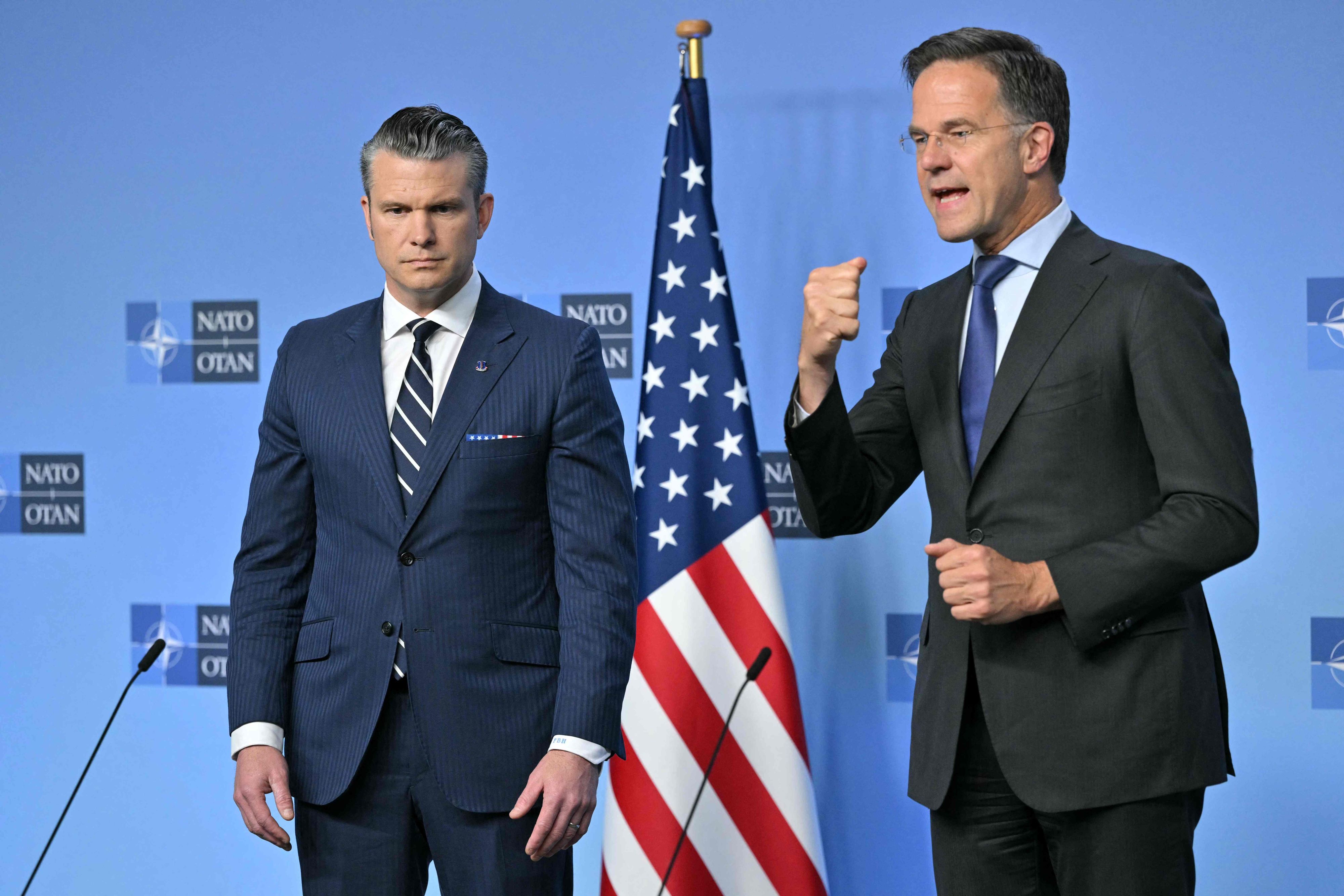 Die NATO rüstet massiv auf. Darüber sind sich Generalsekretär Mark Rutte und US-Verteidigungsminister Pete Hegseth (l.) einig.