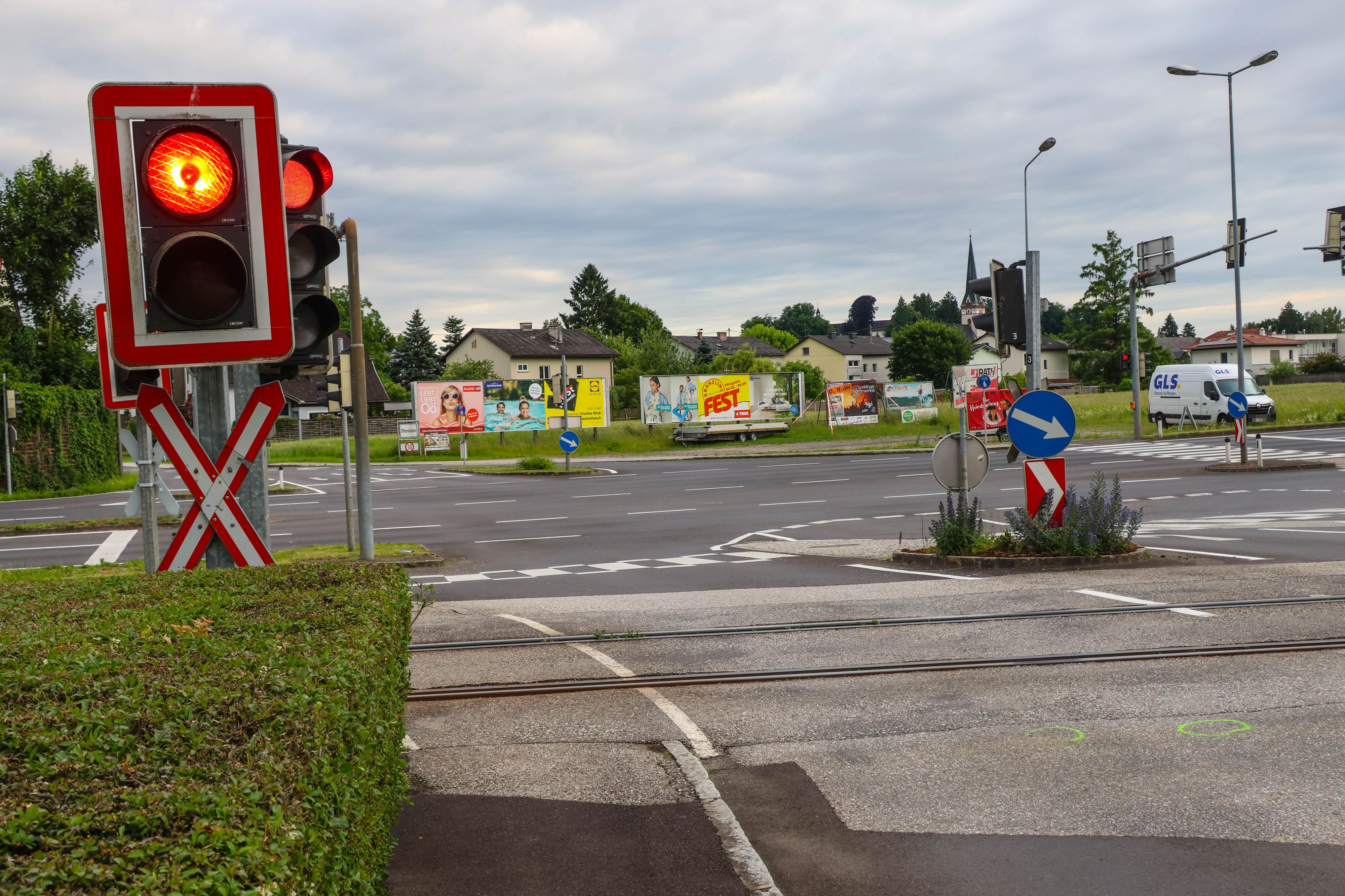 Der Bahnübergang zweigt an eine Bundesstraße und eine Wohnsiedlung. 